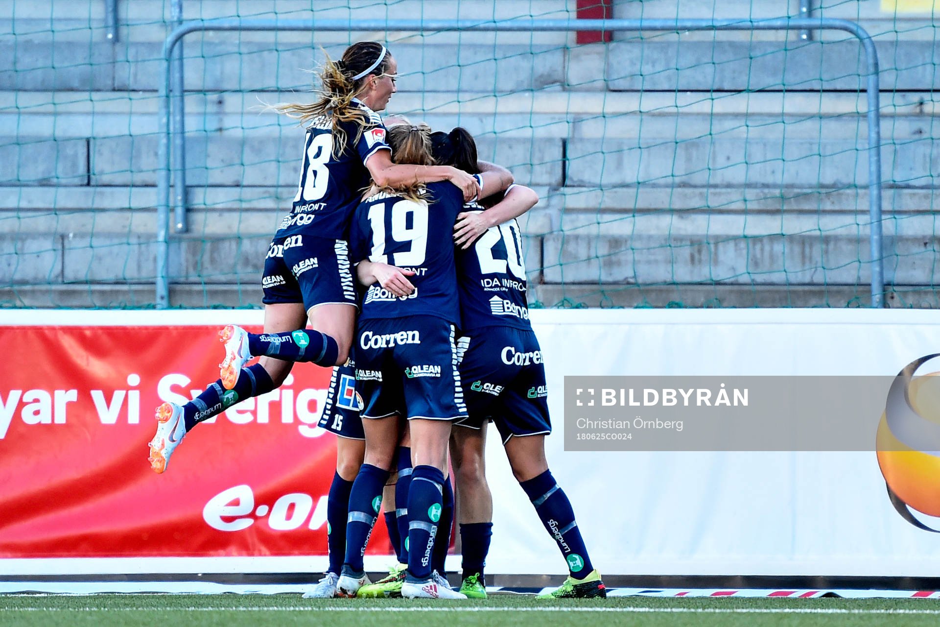 Linköpings Natasha Dowie jublar med lagkamrater