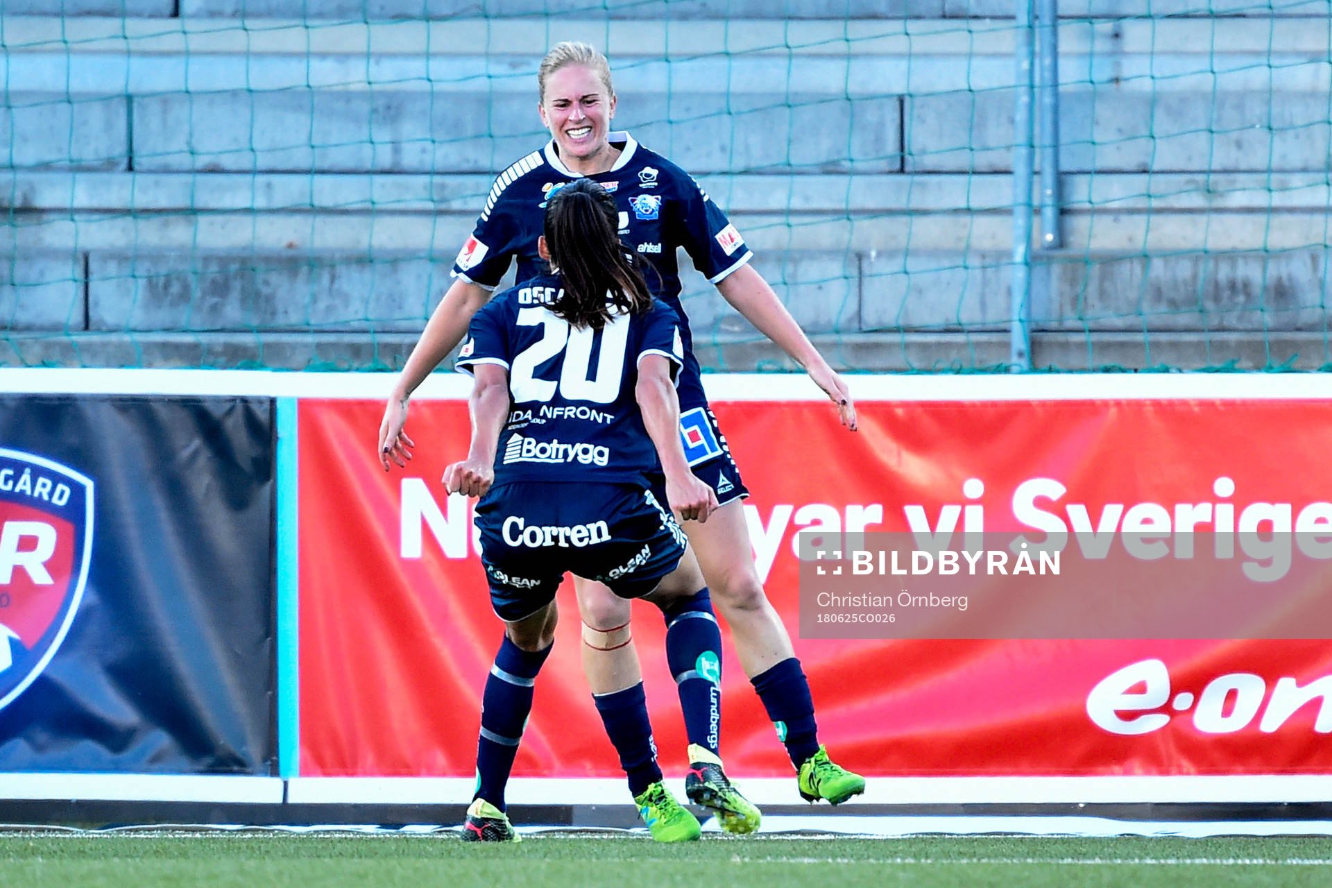 Linköpings Natasha Dowie och Anna Oskarsson jublar