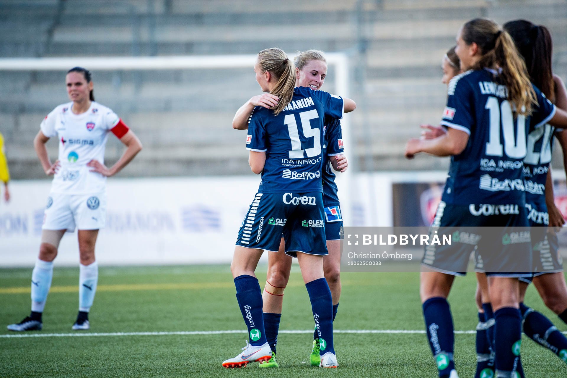 Linköpings Natasha Dowie och Frida Leonardsen Maanum jublar efter vinsten i fotbollsmatchen i Damallsvenskan mellan Rosengård och Linköping den 25 juni 2018 i Malmö.