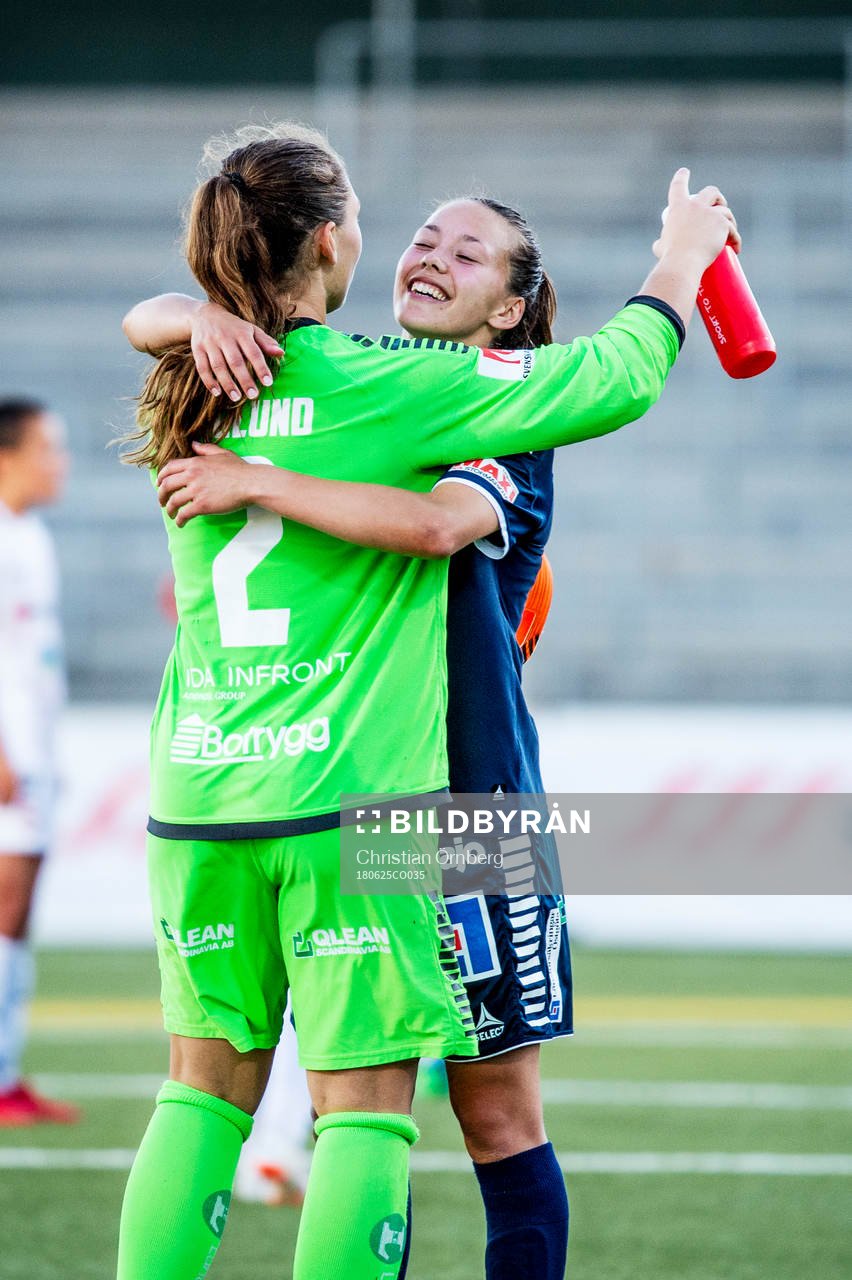 Linköpings målvakt Matilda Haglund och Elin Landström