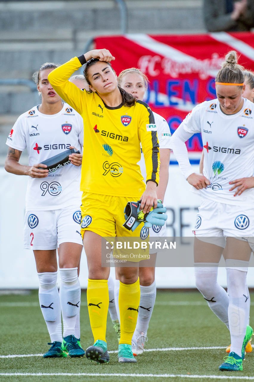 Rosengårds målvakt Zecira Musovic deppar med lagkamraterna