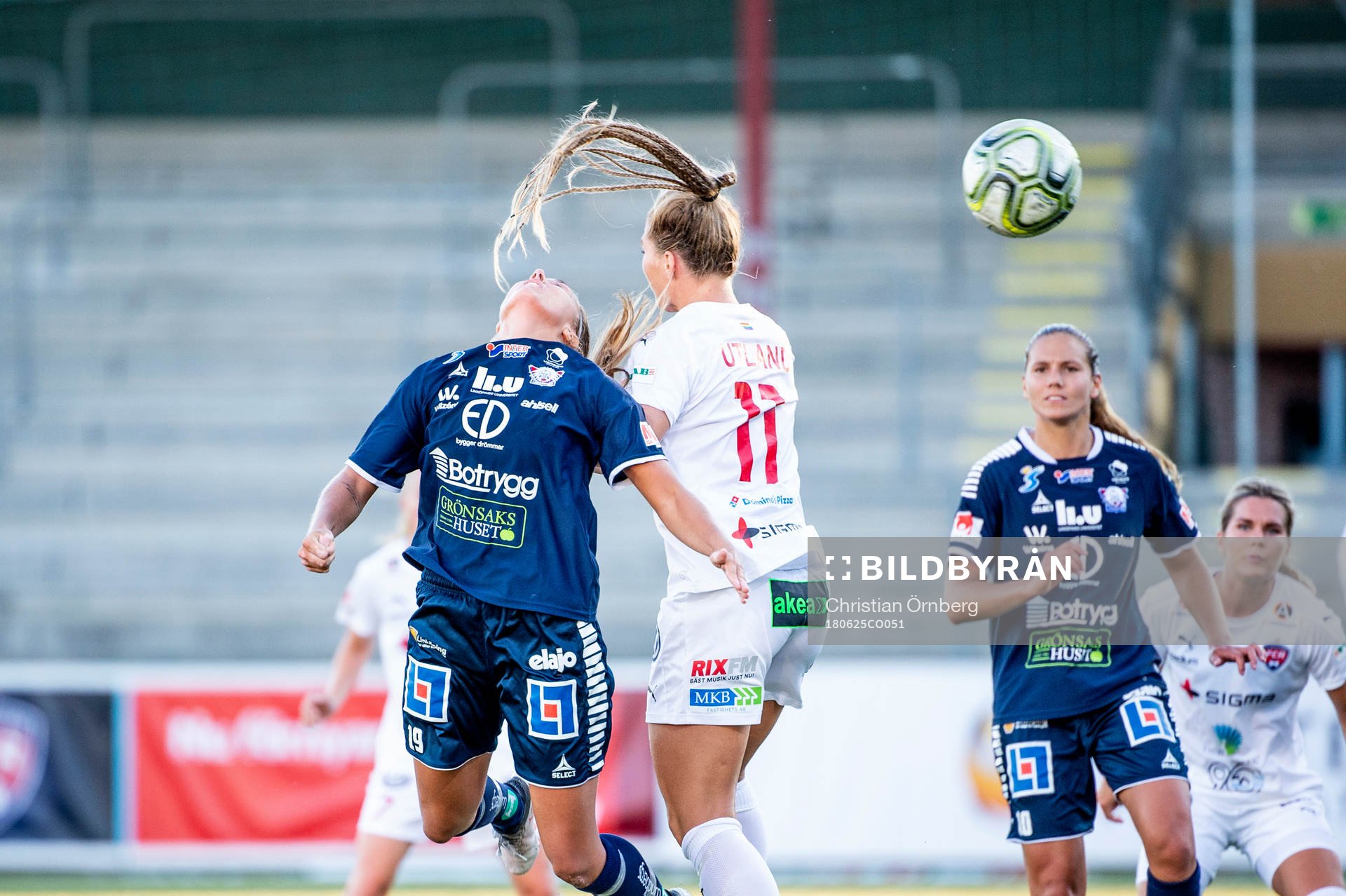 Linköpings Filippa Angeldal i närkamp mot Rosengårds Lisa-Marie Utland under fotbollsmatchen i Damallsvenskan mellan Rosengård och Linköping den 25 juni 2018 i Malmö.