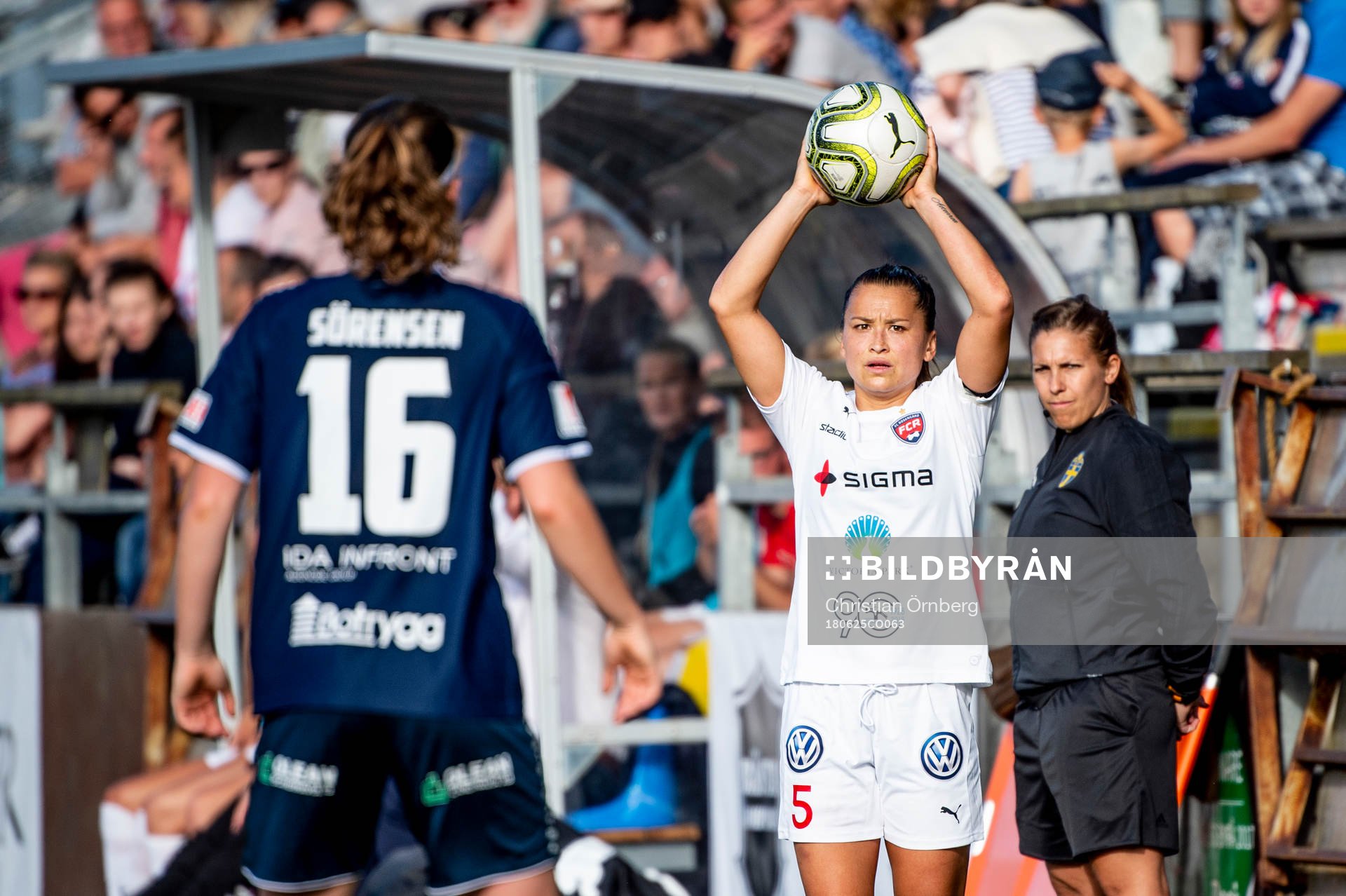 Rosengårds Alexandra Lowe Riley mot Linköpings Nicoline Sørensen under fotbollsmatchen i Damallsvenskan mellan Rosengård och Linköping den 25 juni 2018 i Malmö.