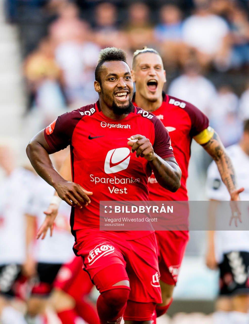 Bismar Acosta of Brann celebrates with teammate Vito