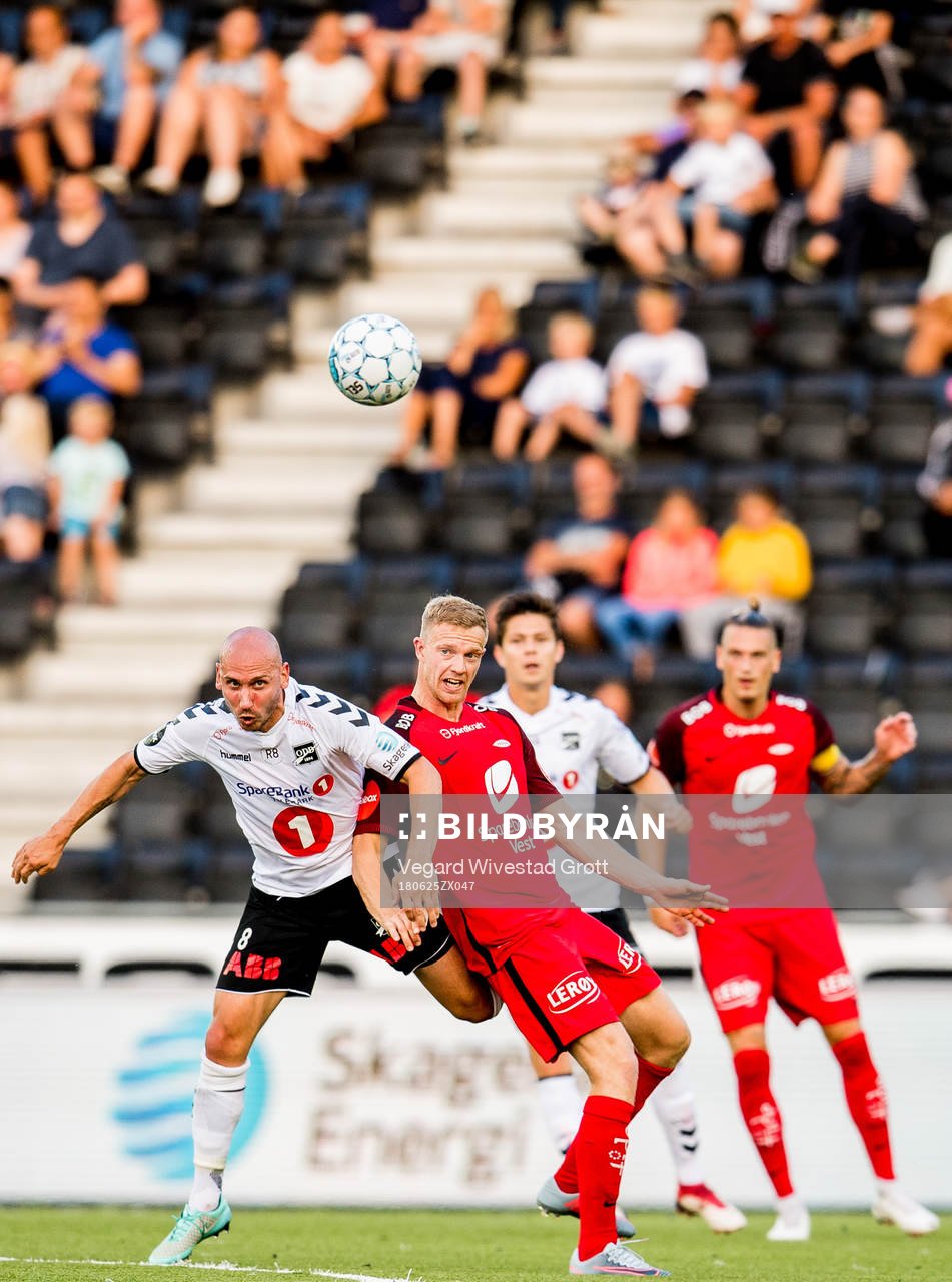 Jone Samuelsen of Odd and Peter Orry Larsen of Brann
