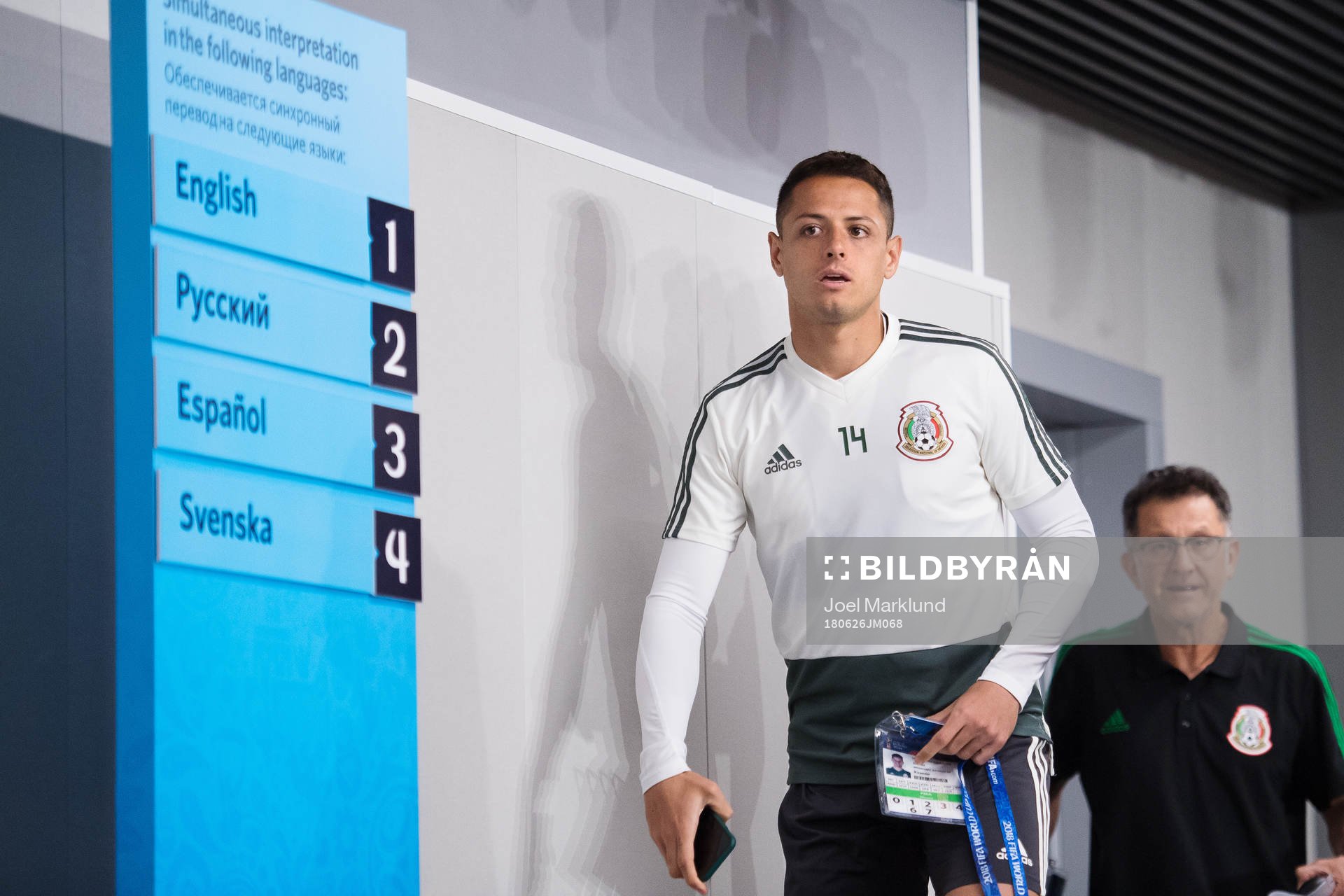 Javier Hernandez and head coach Juan Carlos Osorioof the