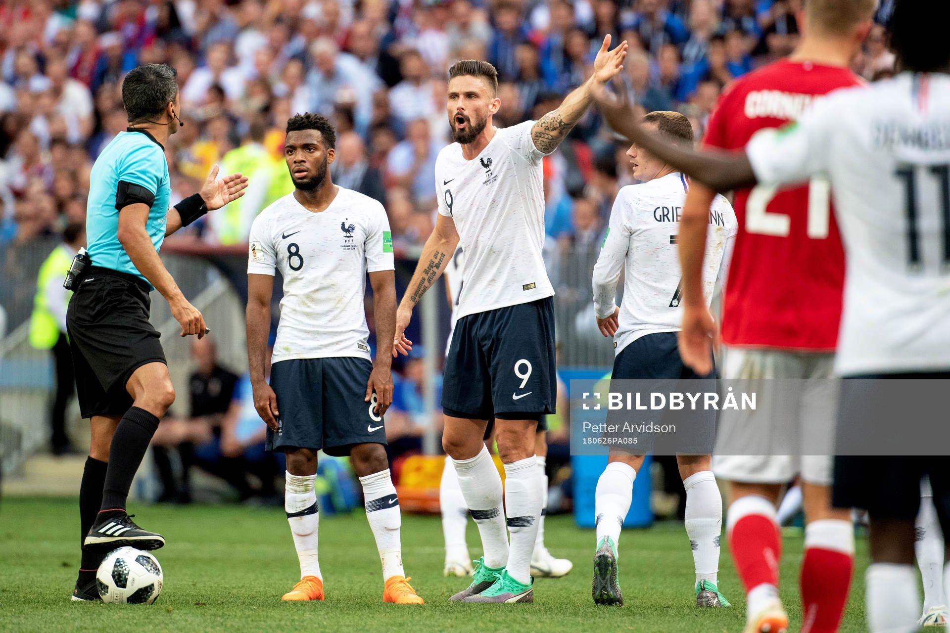 Thomas Lemar and Olivier Giroud of France talksto referee