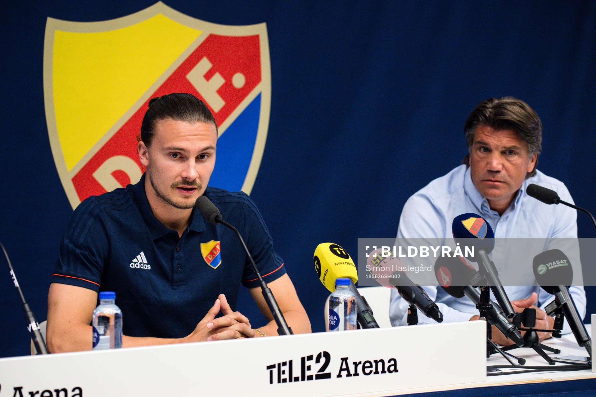 Erik Johansson och Djurgårdens sportchef Bosse Andersson under en presskonferens anordnad av Djurgården IF Fotboll den 26 juni 2018 i Stockholm.
