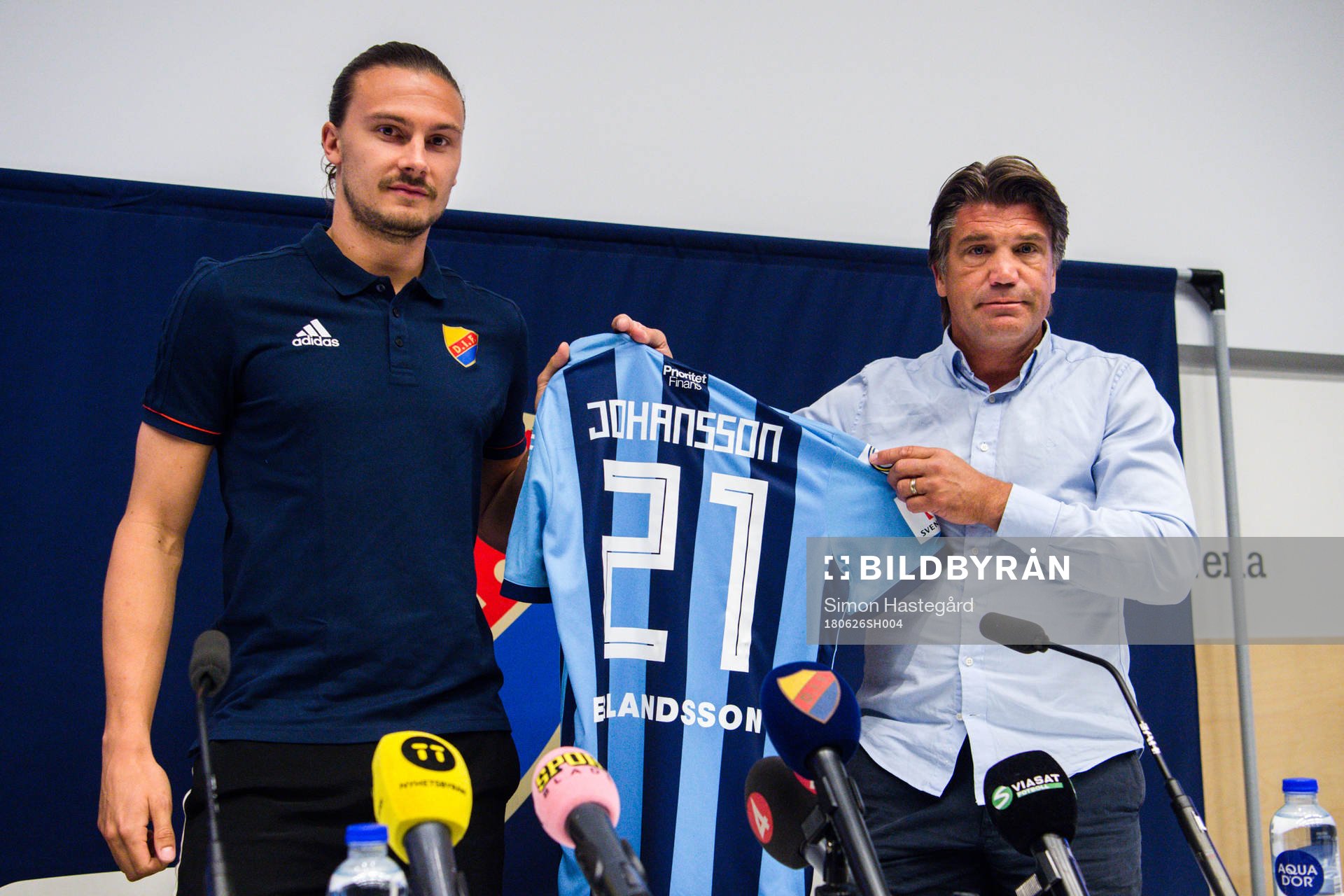 Erik Johansson och Djurgårdens sportchef Bosse Andersson under en presskonferens anordnad av Djurgården IF Fotboll den 26 juni 2018 i Stockholm.