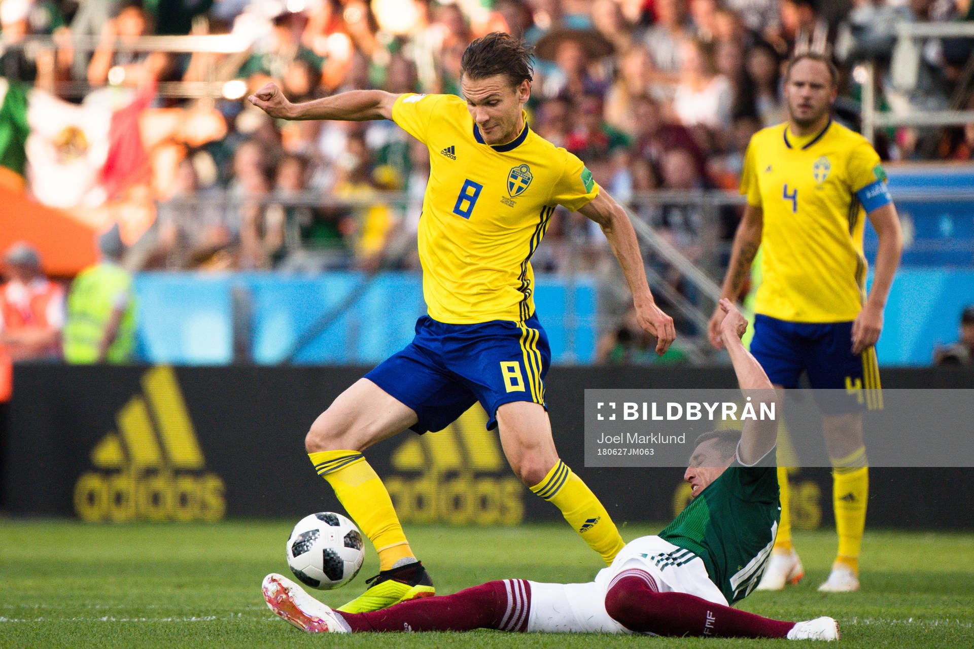 Albin Ekdal of Sweden and Hector Herrera  of Mexico