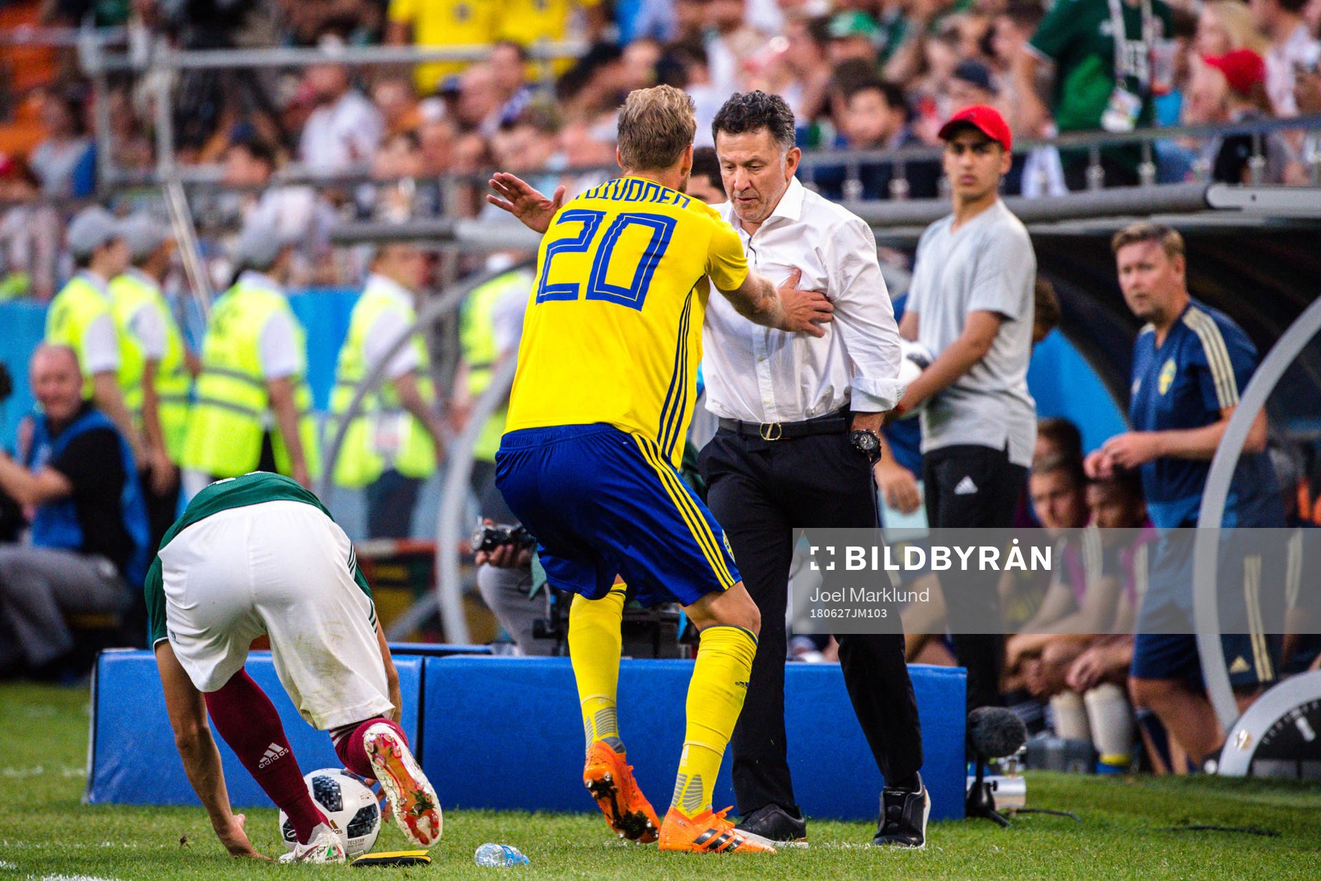 Ola Toivonen of Sweden collides with Head coach Juan Carlos Osorio  of Mexico celebrates during the FIFA World Cup group stage match between Mexico and Sweden on June 27, 2018 in Ekaterinburg.