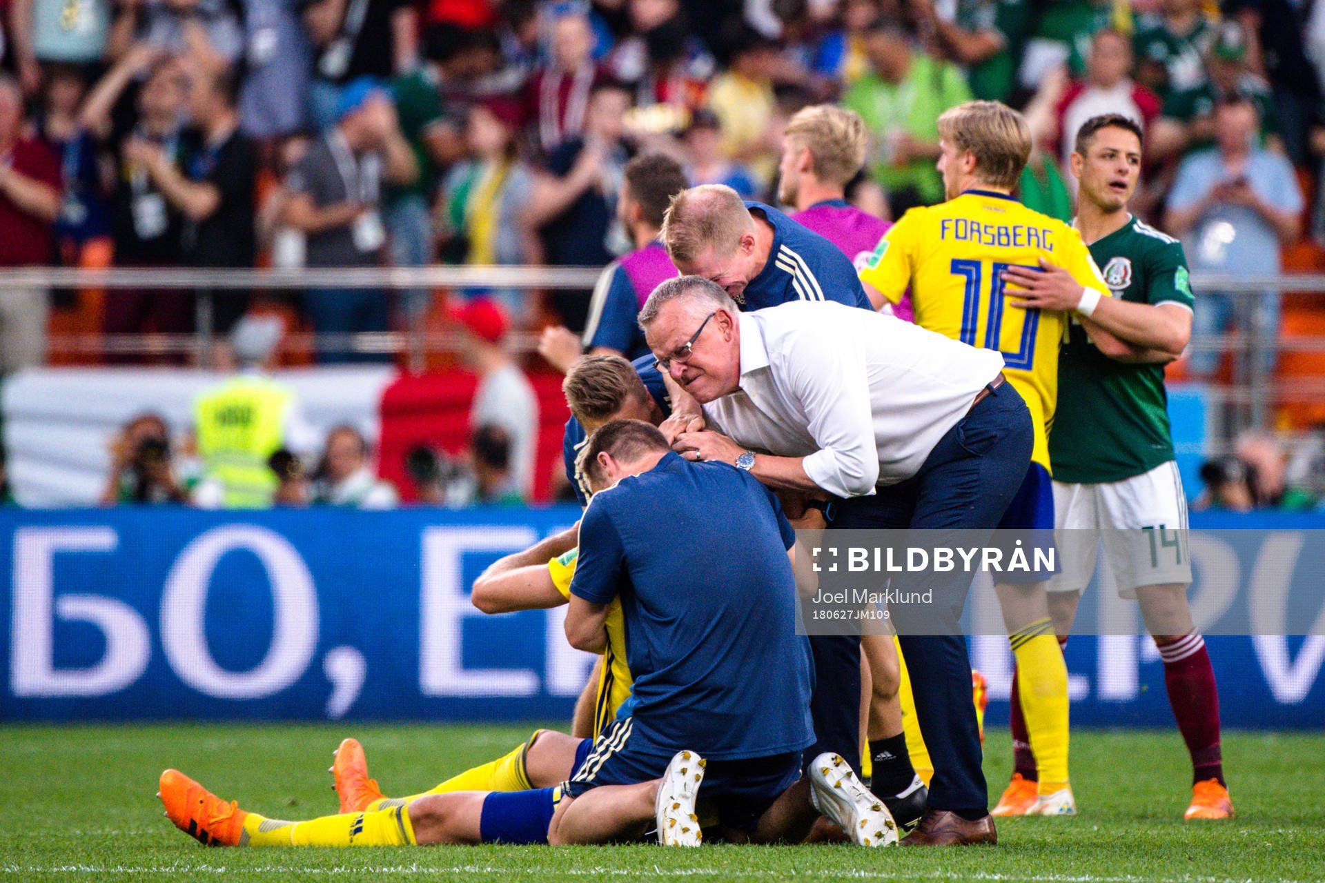 head coach Janne Andersson of Sweden celebrates