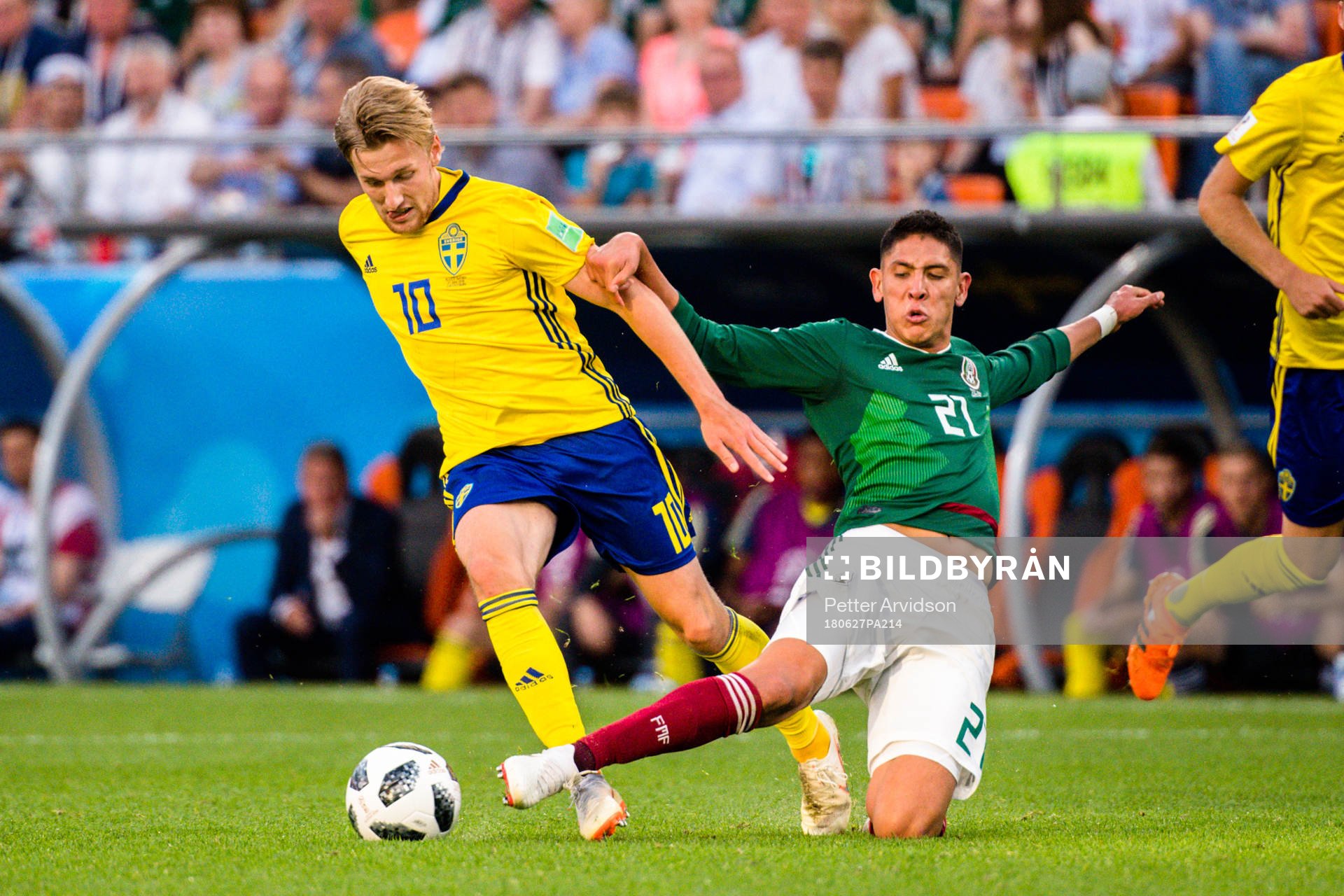 Emil Forsberg of Sweden and Edson Alvarez of Mexico
