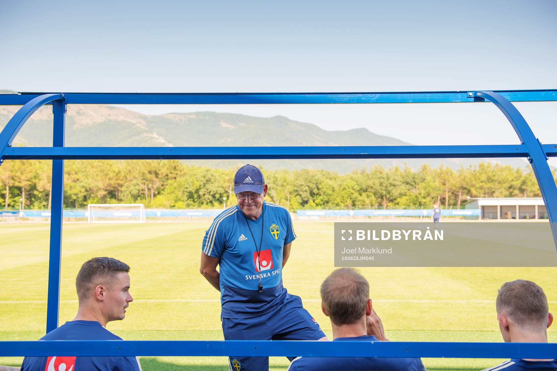Head coach Janne Andersson talks to players of the Swedish