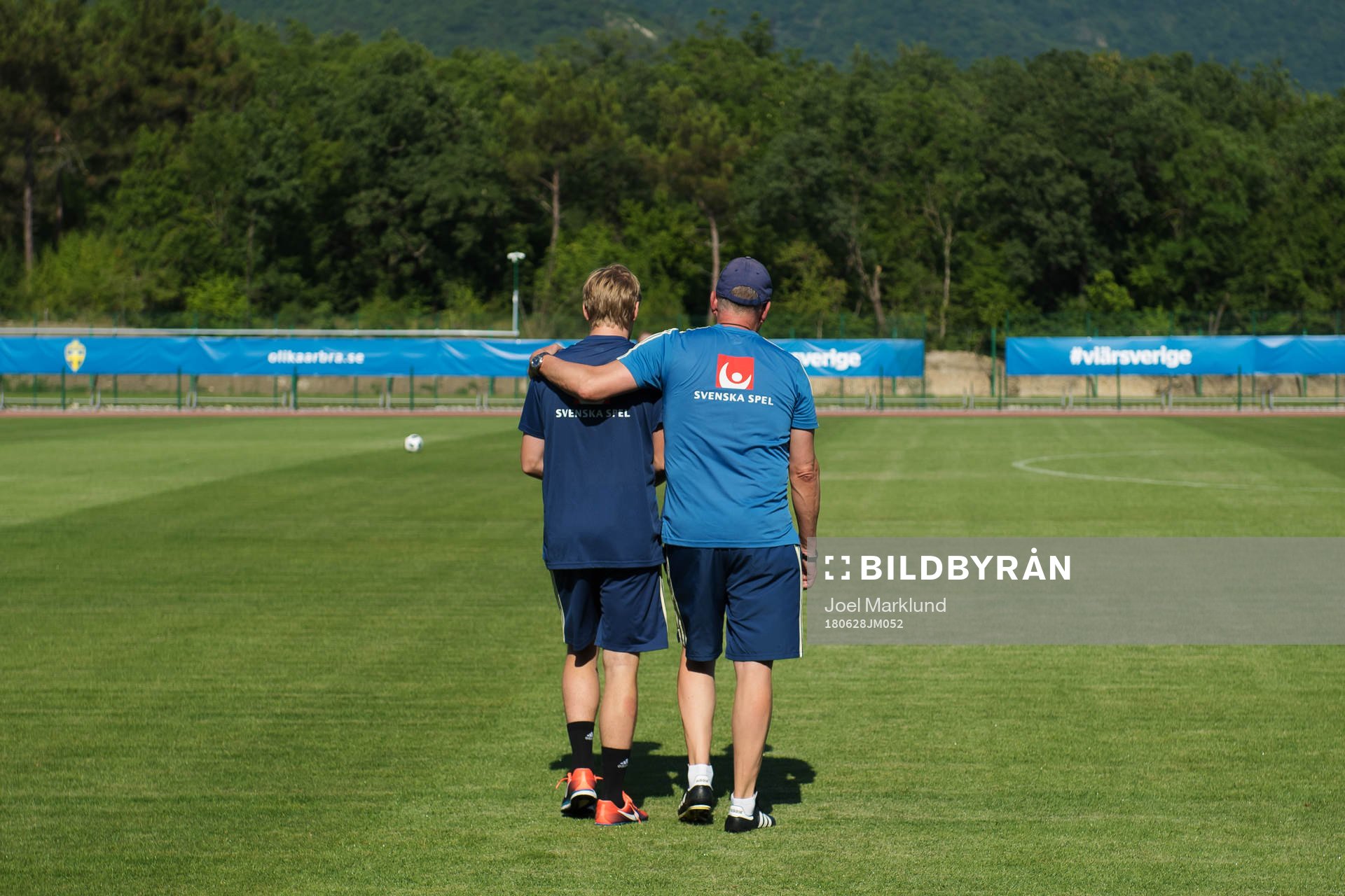 Emil Forsberg and head coach Janne Andersson of the Swedish