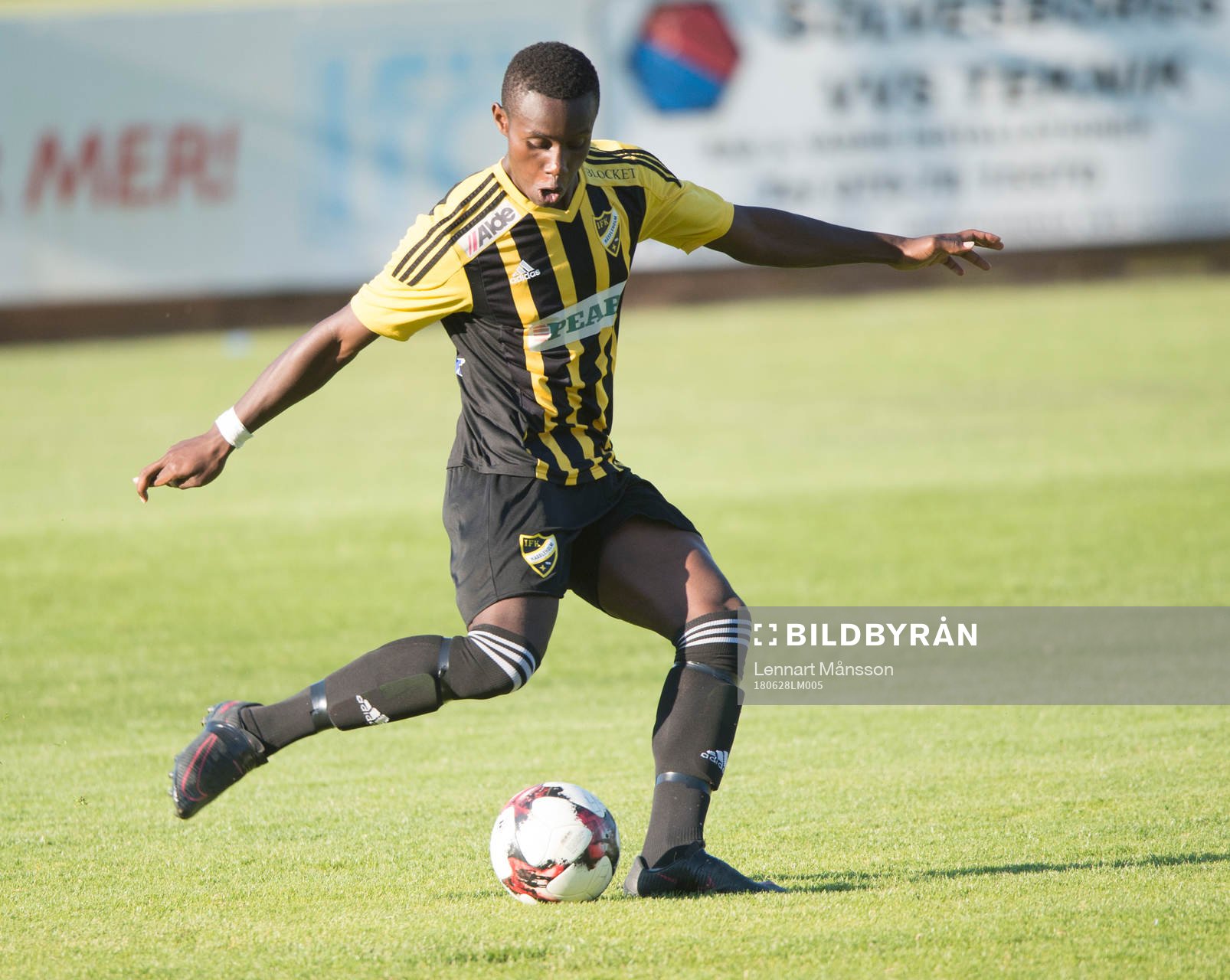 IFK Hässleholms Carl Mujaguzi i matchen i division 2