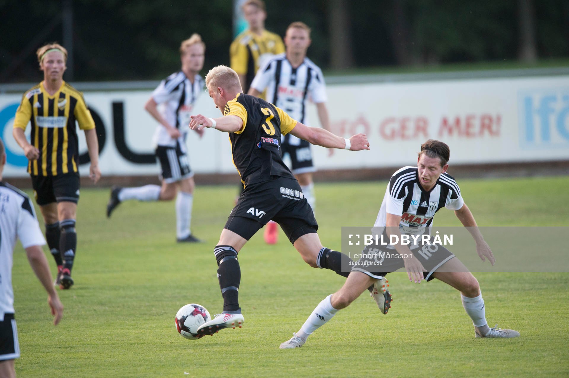 IFK Hässleholms Linus Svensson i matchen i division 2