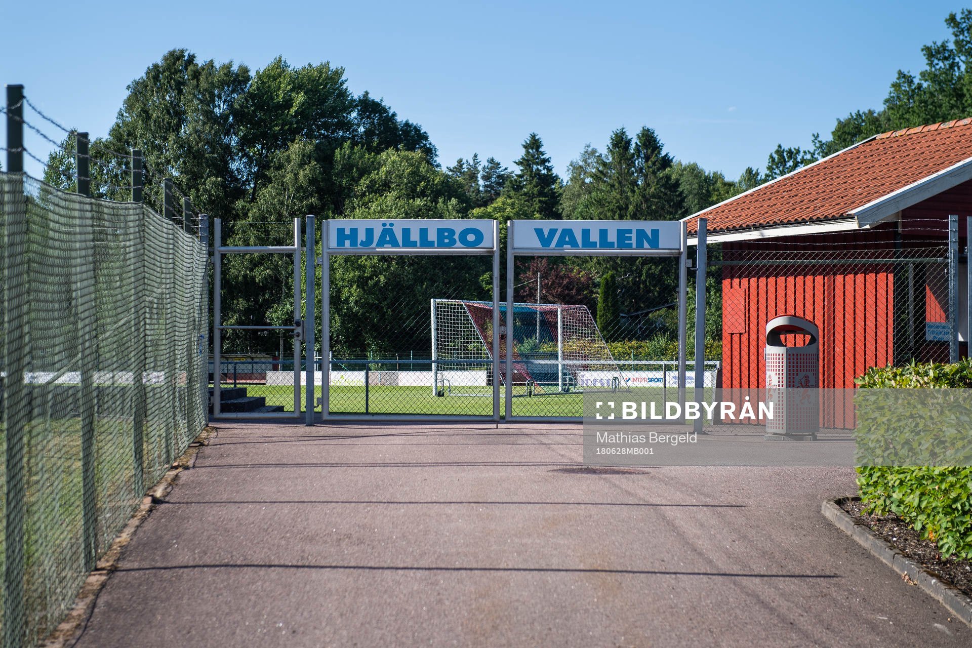 Entrén till Hjällbovallen på anläggningen för