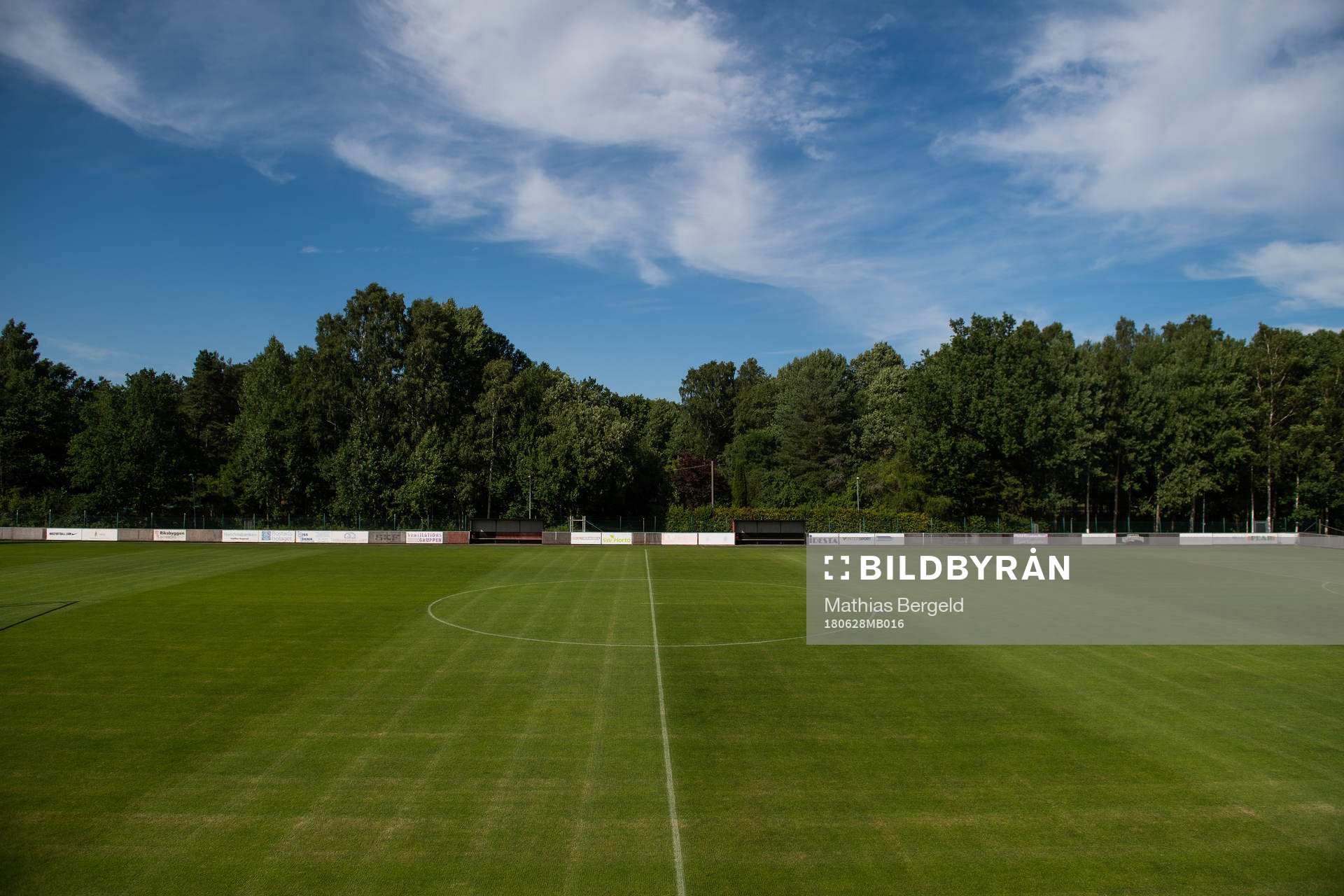 Vy över fotbollsplan på Hjällbovallen
