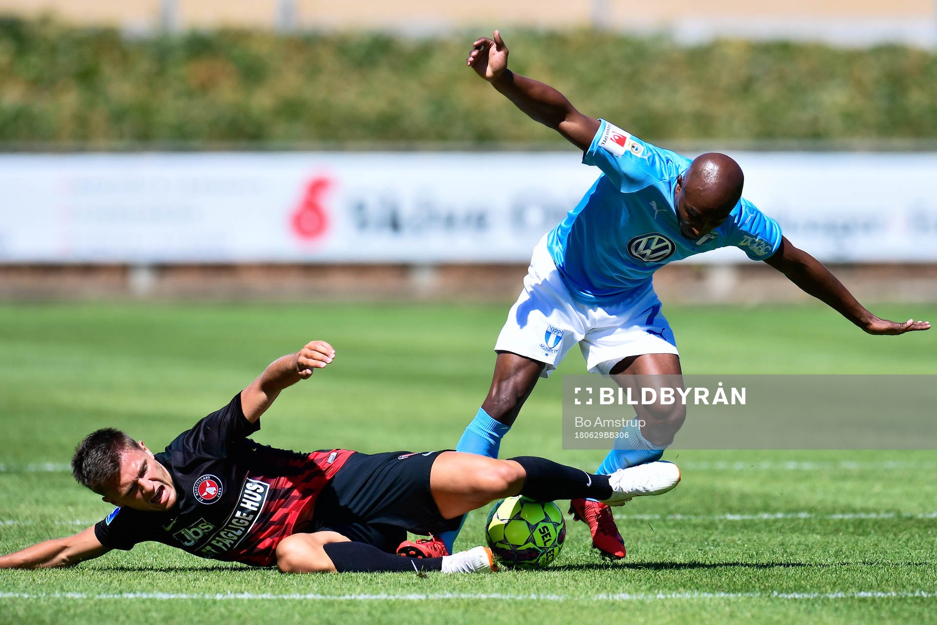 Midtjyllands Mikkel Duelund och Malmö FFs Fouad Bachirou