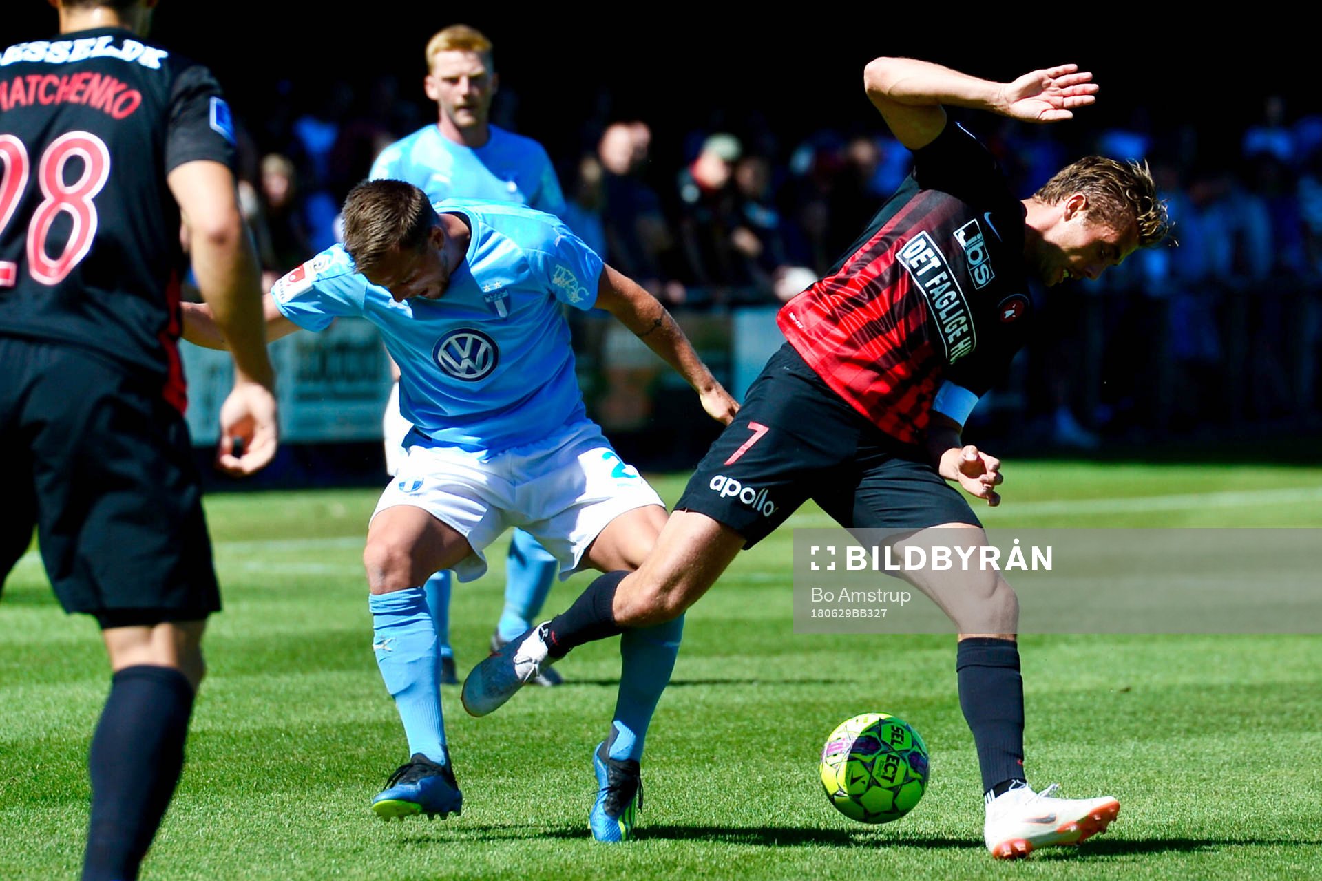 Malmö FFs Eric Larsson och Midtjyllands Erik Sviatchenko