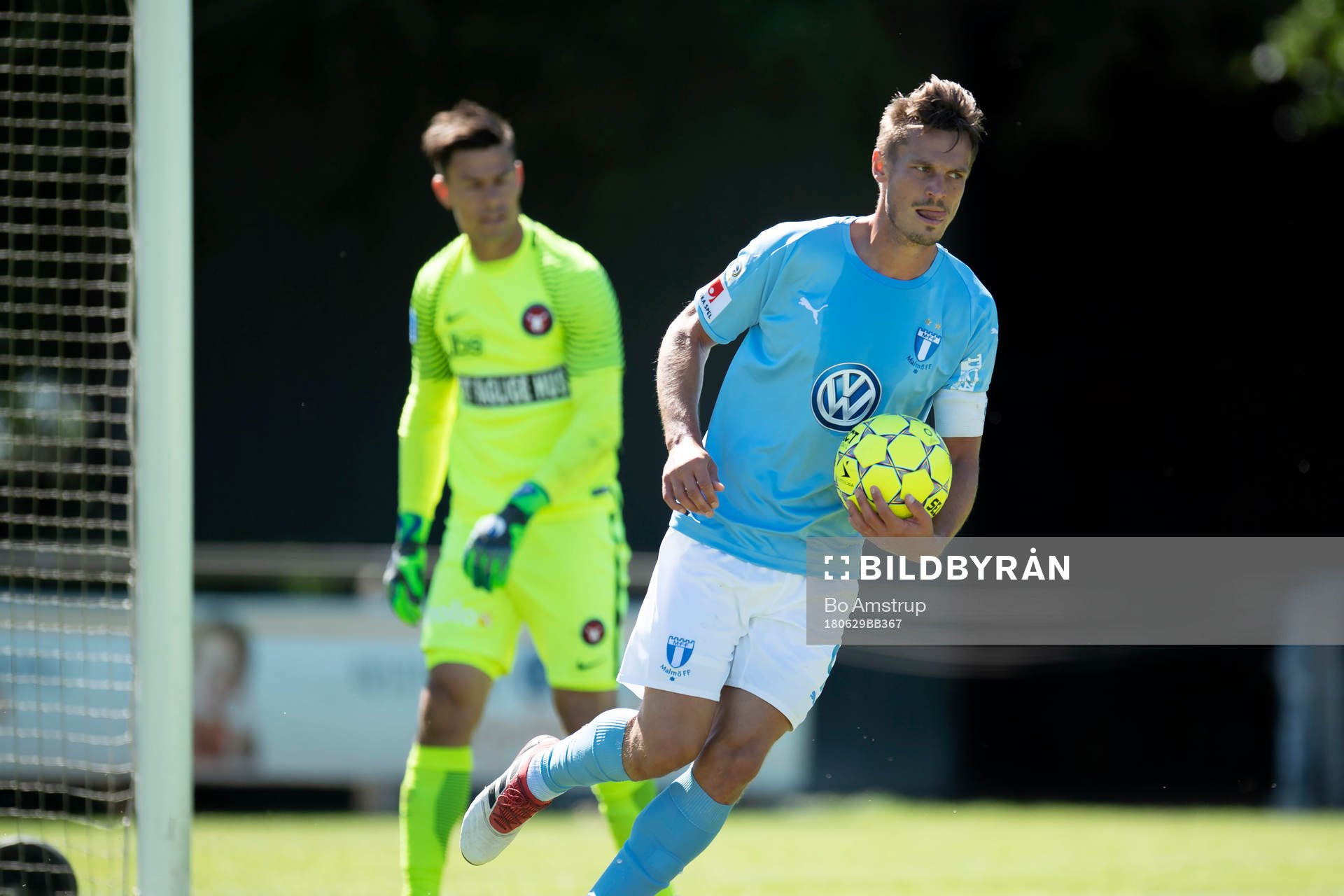 Malmö FFs Markus Rosenberg with the ball scores to 1-0