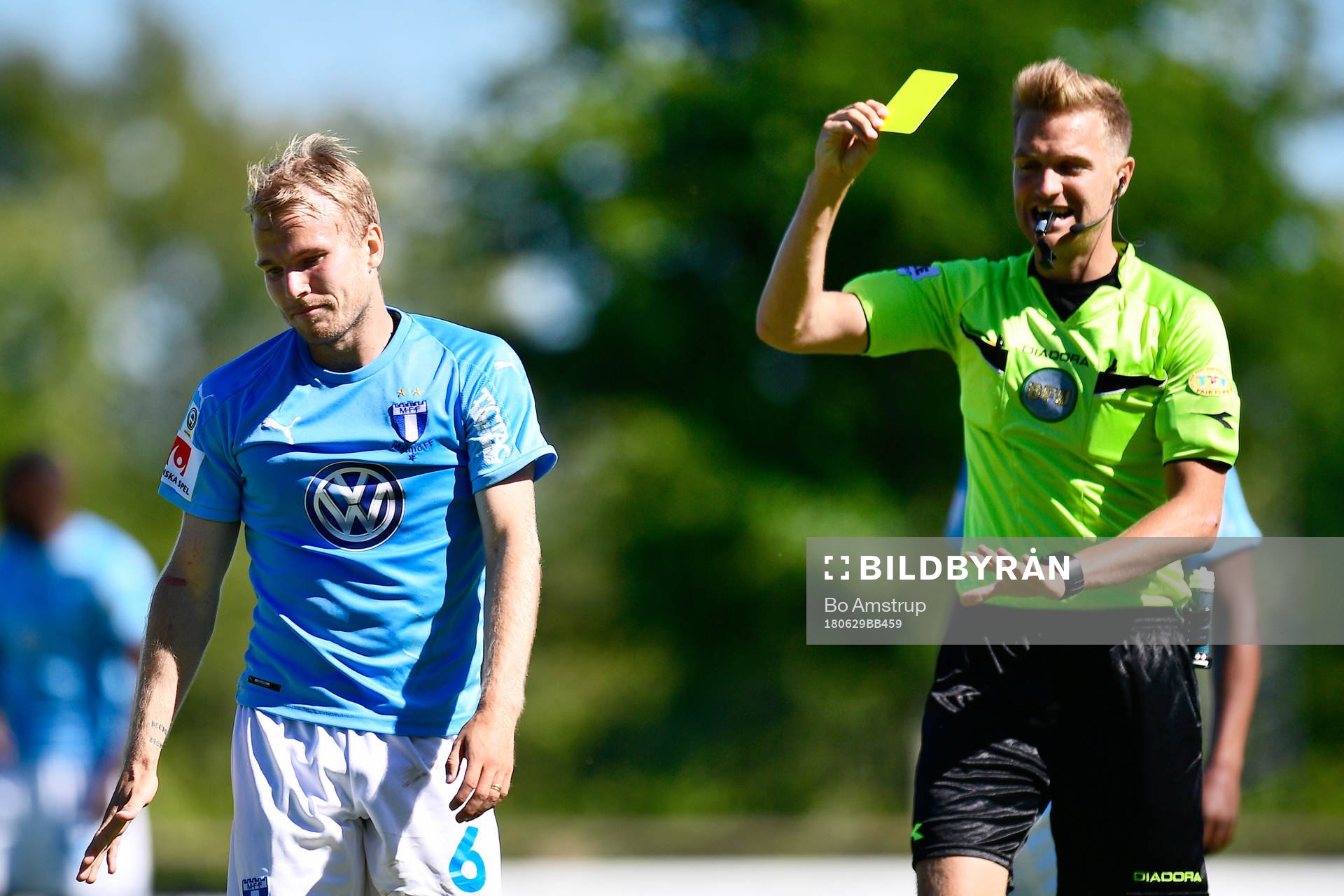 Malmö FFs Oscar Lewicki får en varning