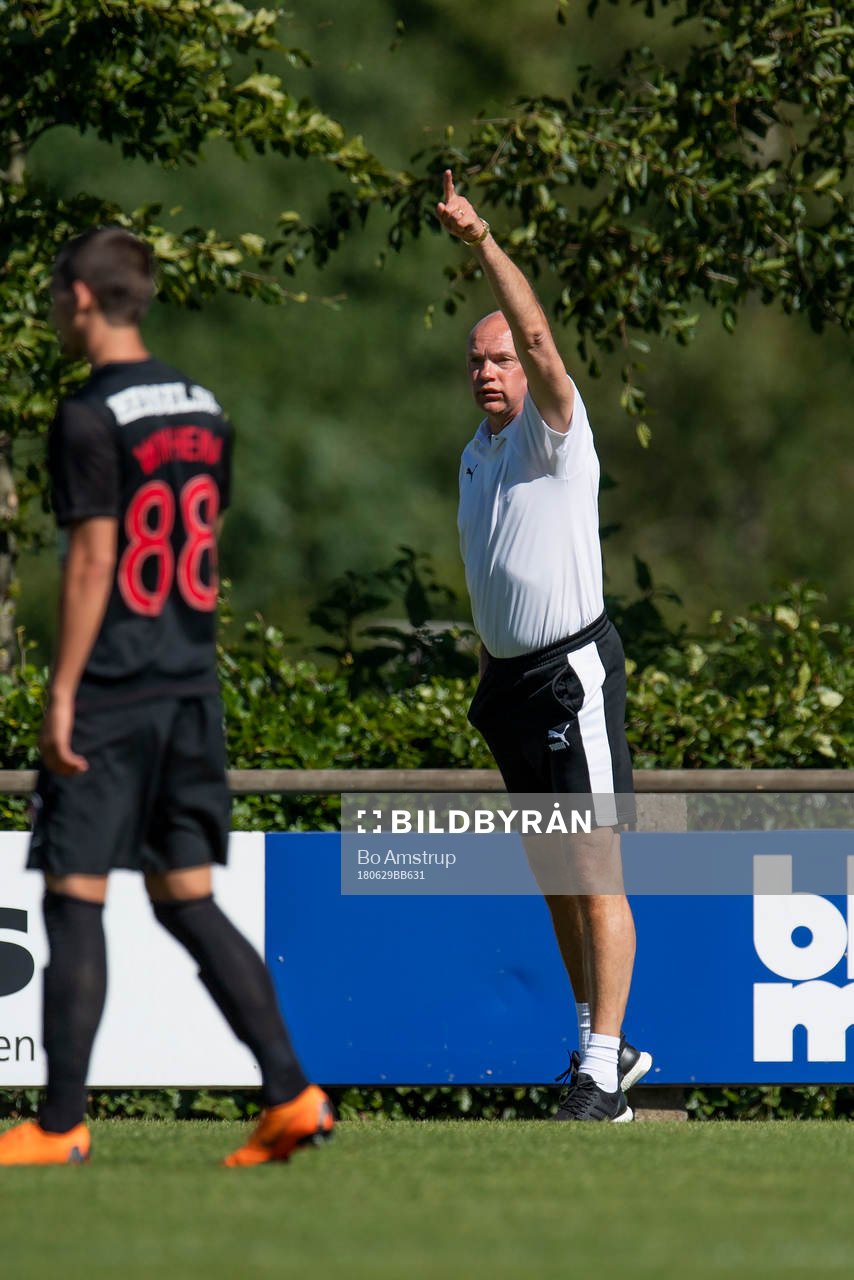 Malmö FFs Head Coach Uwe Rösler reacts