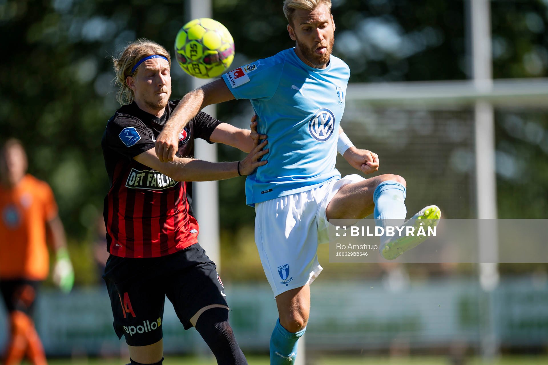 Malmö FFs Rasmus Bengtsson with the ball against