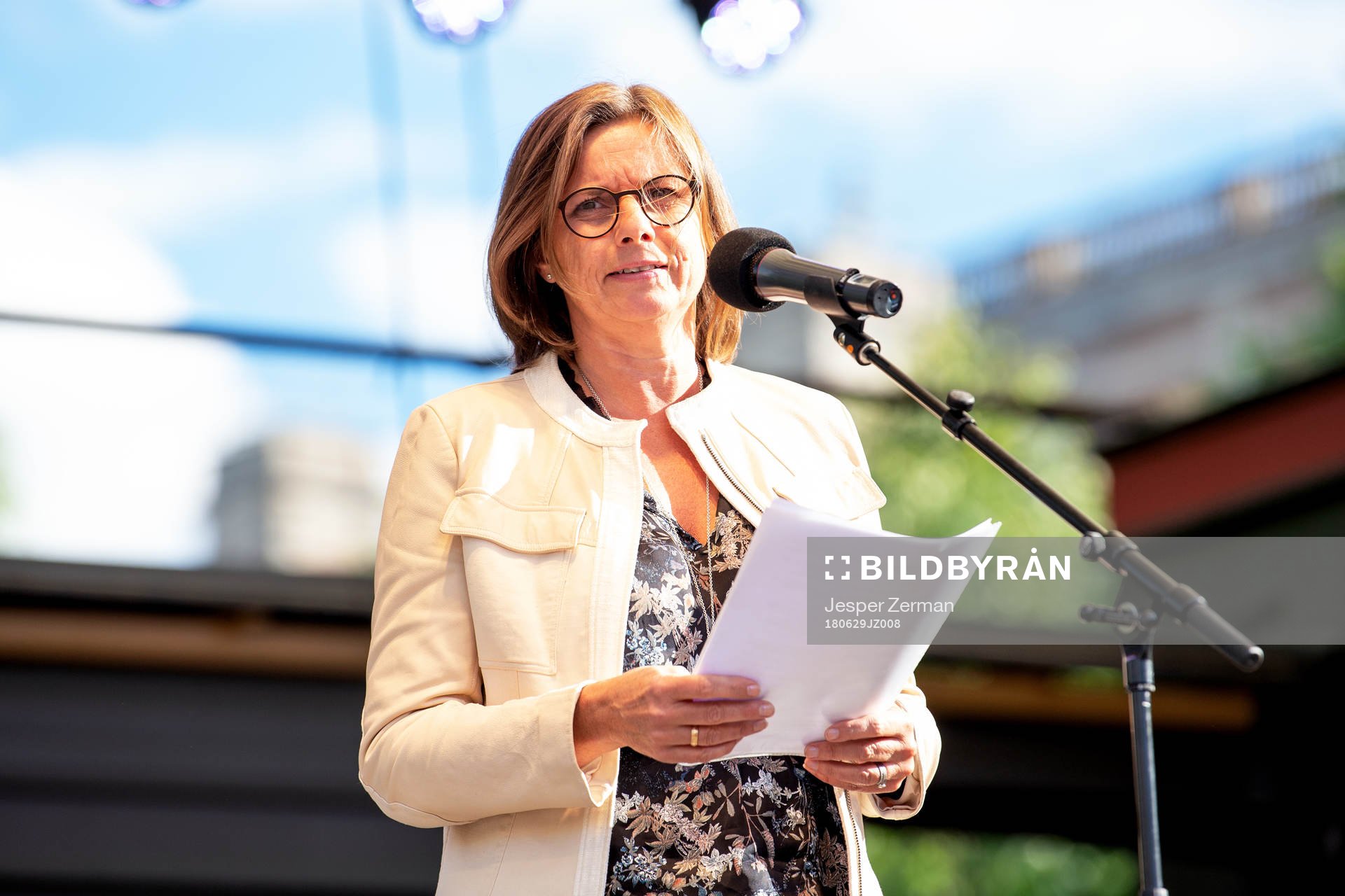 Biståndsminister och vice statsminister Isabella Lövin talar under en manifestation för Jimmy Durmaz den 29 juni 2018 i Stockholm.