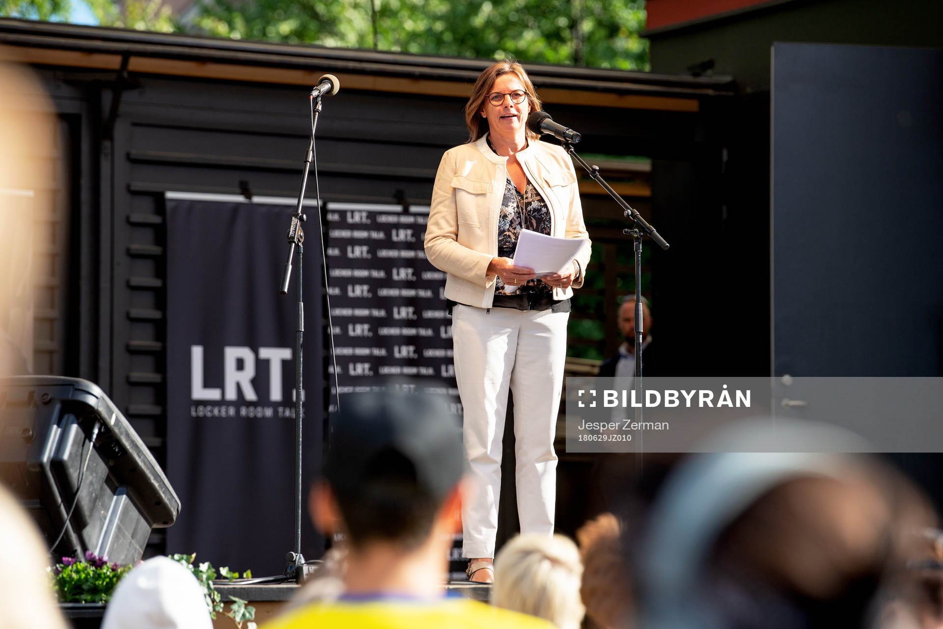 Biståndsminister och vice statsminister Isabella Lövin talar under en manifestation för Jimmy Durmaz den 29 juni 2018 i Stockholm.