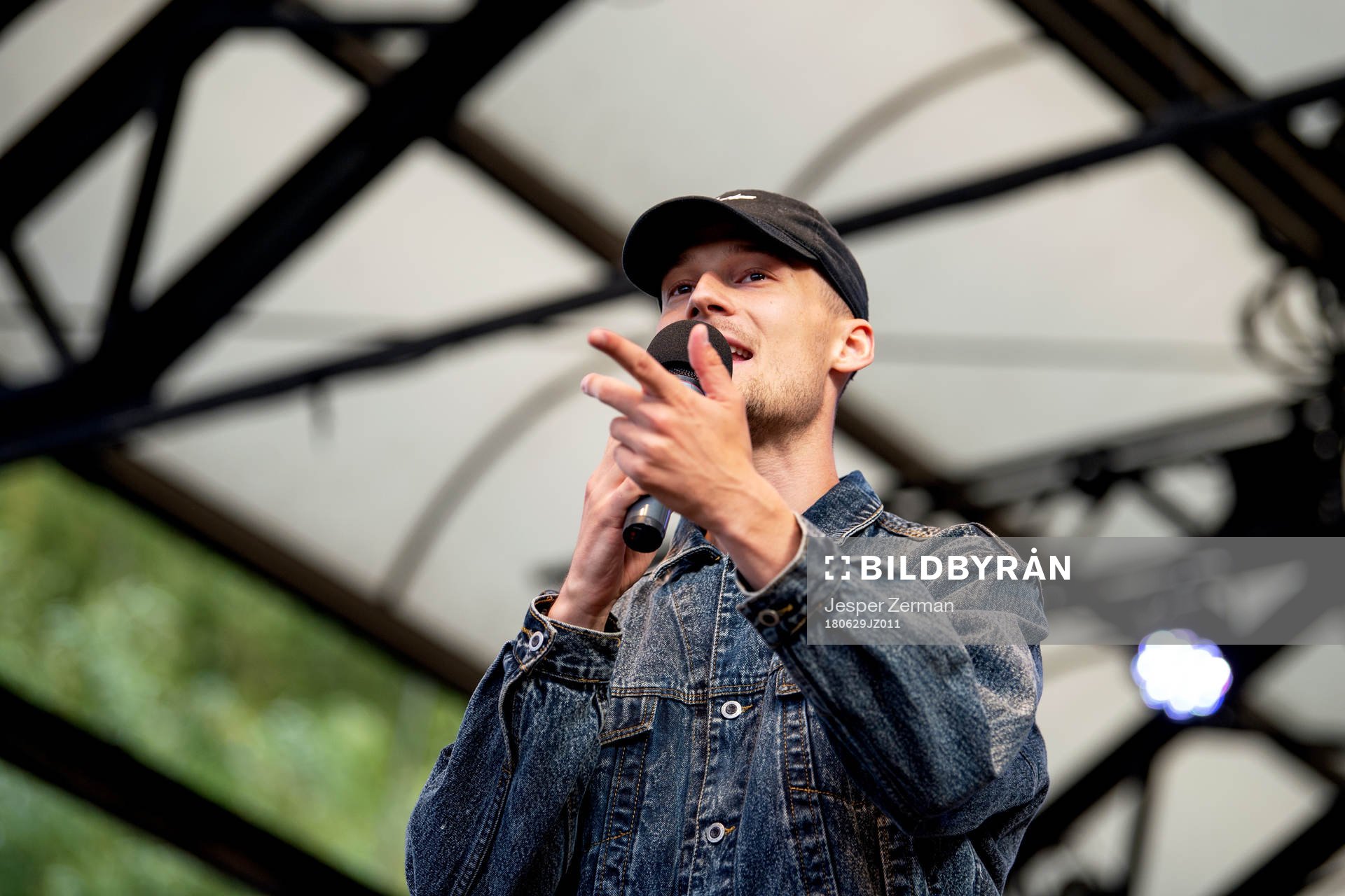 Broder John uppträder under en manifestation för Jimmy Durmaz den 29 juni 2018 i Stockholm.