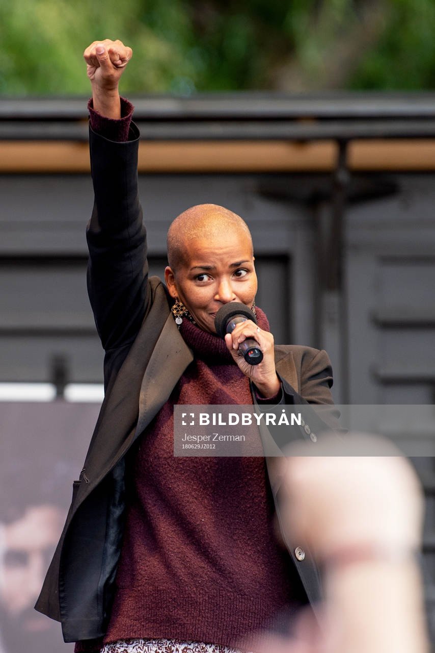 Tess Asplund håller tal under en manifestation för Jimmy Durmaz den 29 juni 2018 i Stockholm.