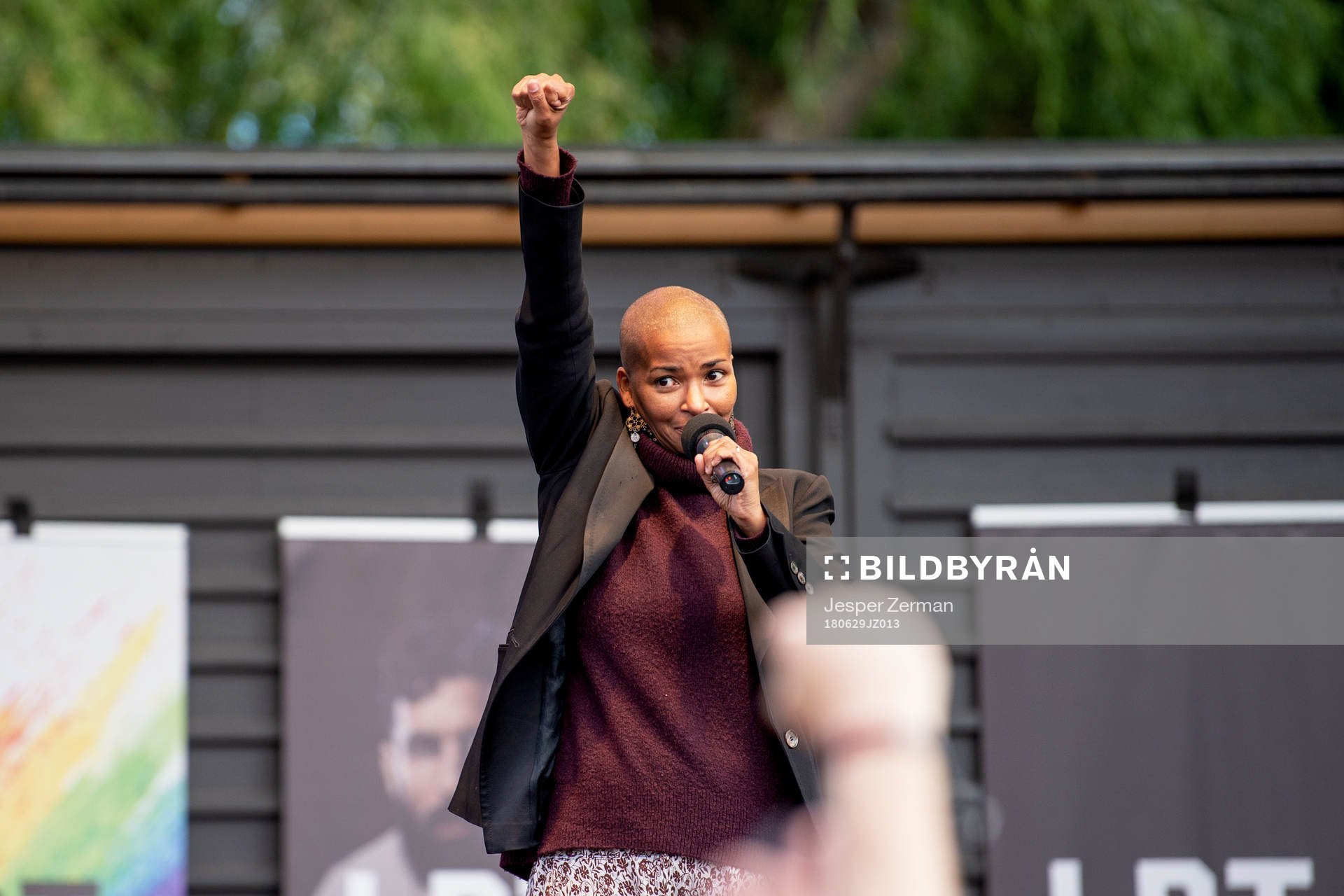 Tess Asplund håller tal under en manifestation för Jimmy Durmaz den 29 juni 2018 i Stockholm.