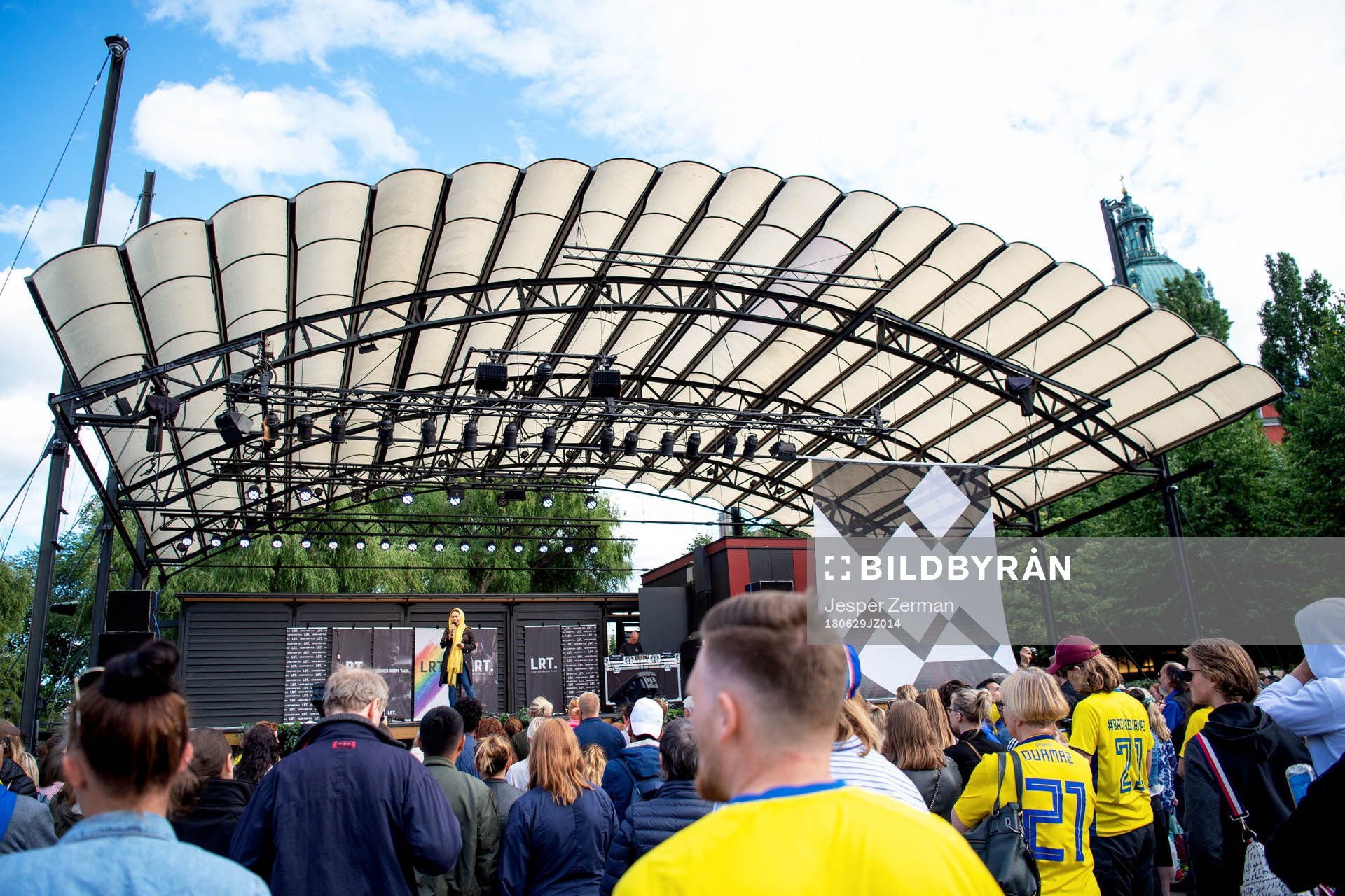 Fatemeh Khavari håller tal under en manifestation för Jimmy Durmaz den 29 juni 2018 i Stockholm.