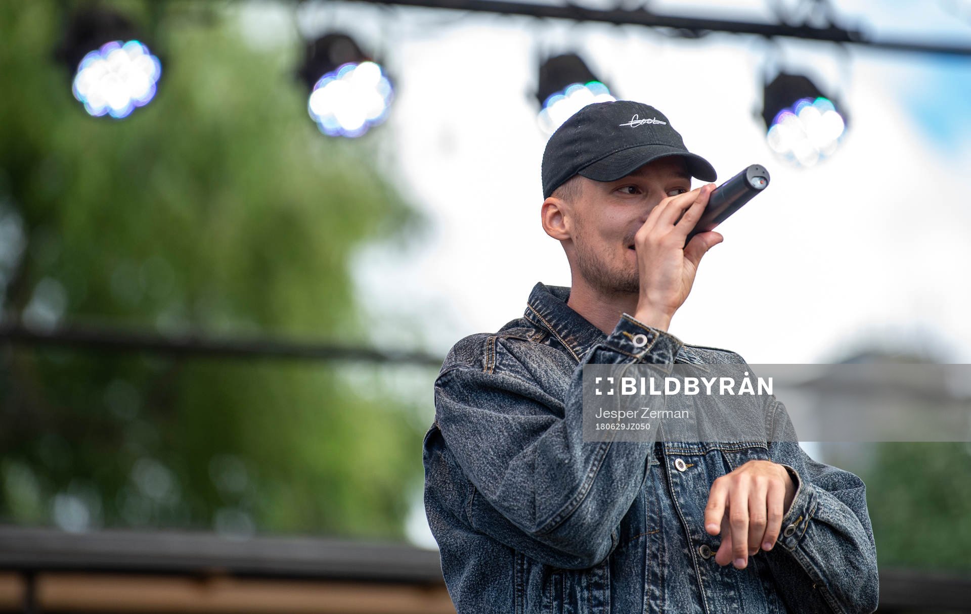 Broder John uppträder under en manifestation för Jimmy Durmaz den 29 juni 2018 i Stockholm.