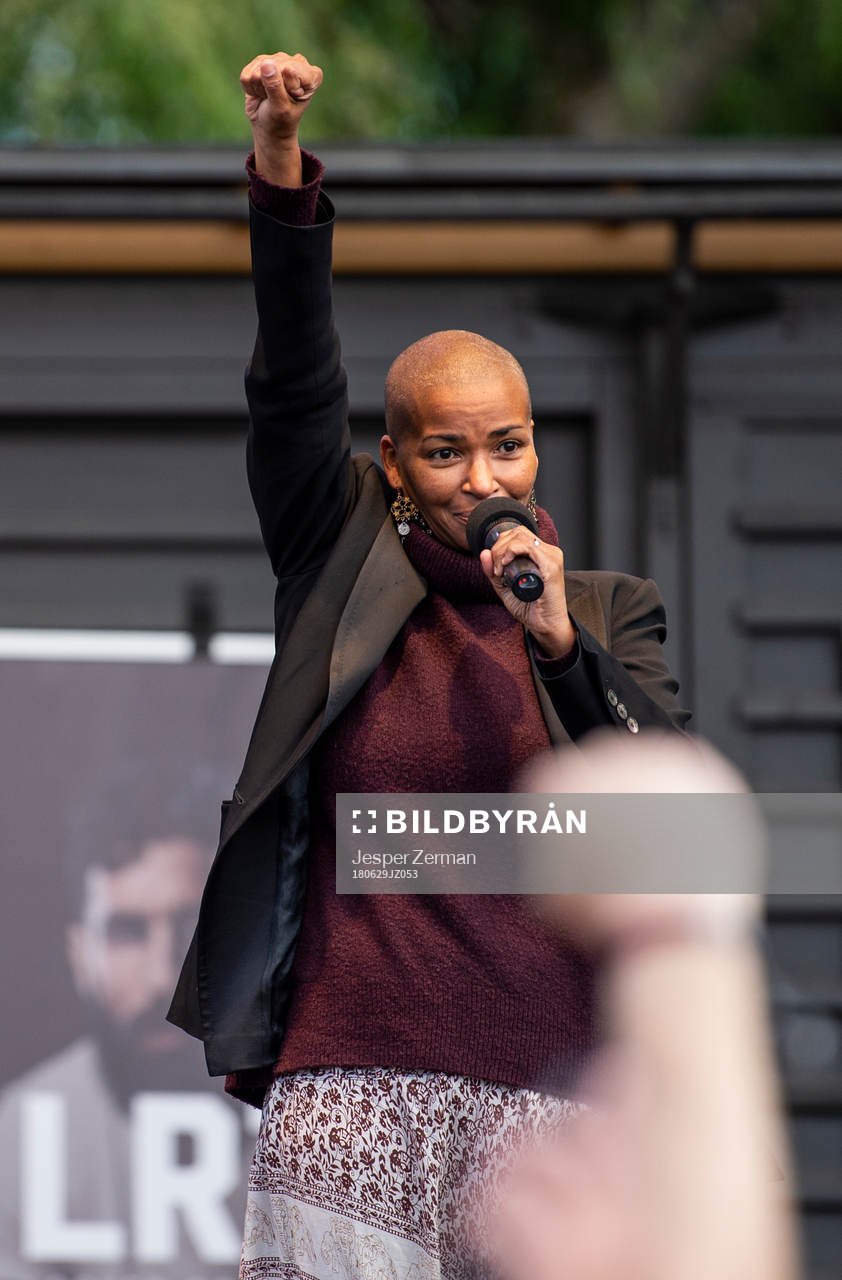 Tess Asplund håller tal under en manifestation för Jimmy Durmaz den 29 juni 2018 i Stockholm.