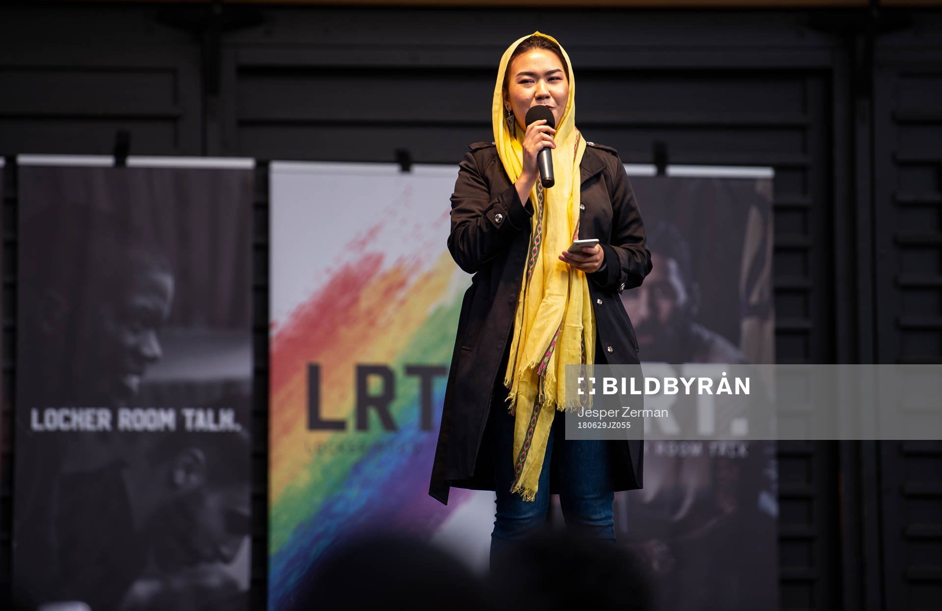 Fatemeh Khavari håller tal under en manifestation för Jimmy Durmaz den 29 juni 2018 i Stockholm.