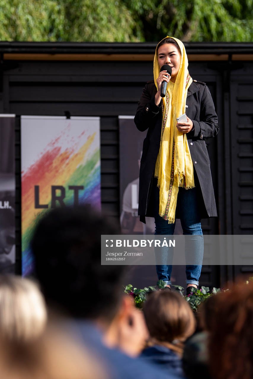 Fatemeh Khavari håller tal under en manifestation för Jimmy Durmaz den 29 juni 2018 i Stockholm.