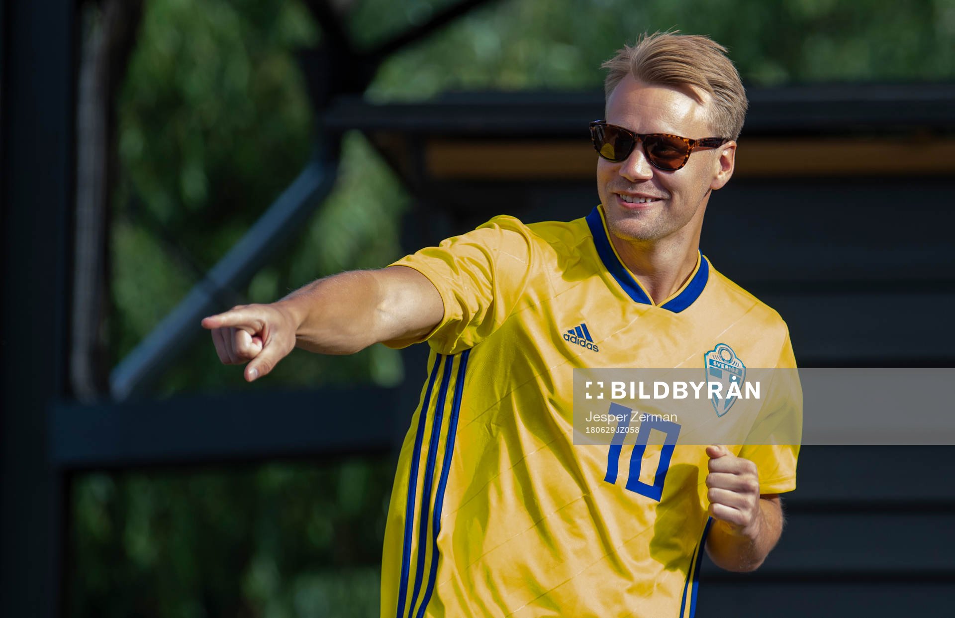 En medlem i Det Vet Du uppträder
