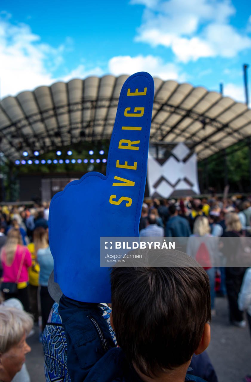 En ung pojke håller upp en stor handske