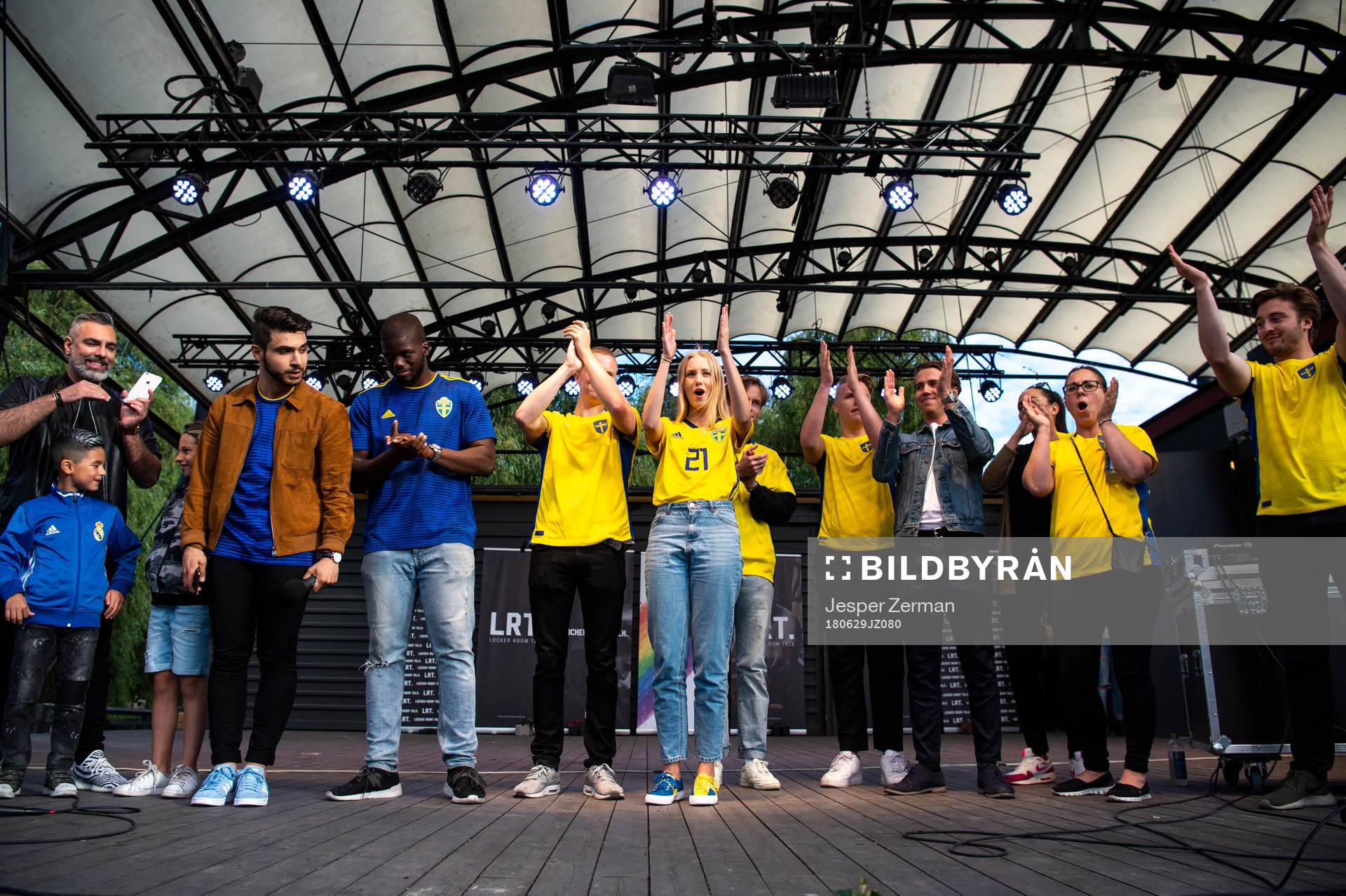Medlemmarna i Locker Room Talk tackar för kvällen under en manifestation för Jimmy Durmaz den 29 juni 2018 i Stockholm.