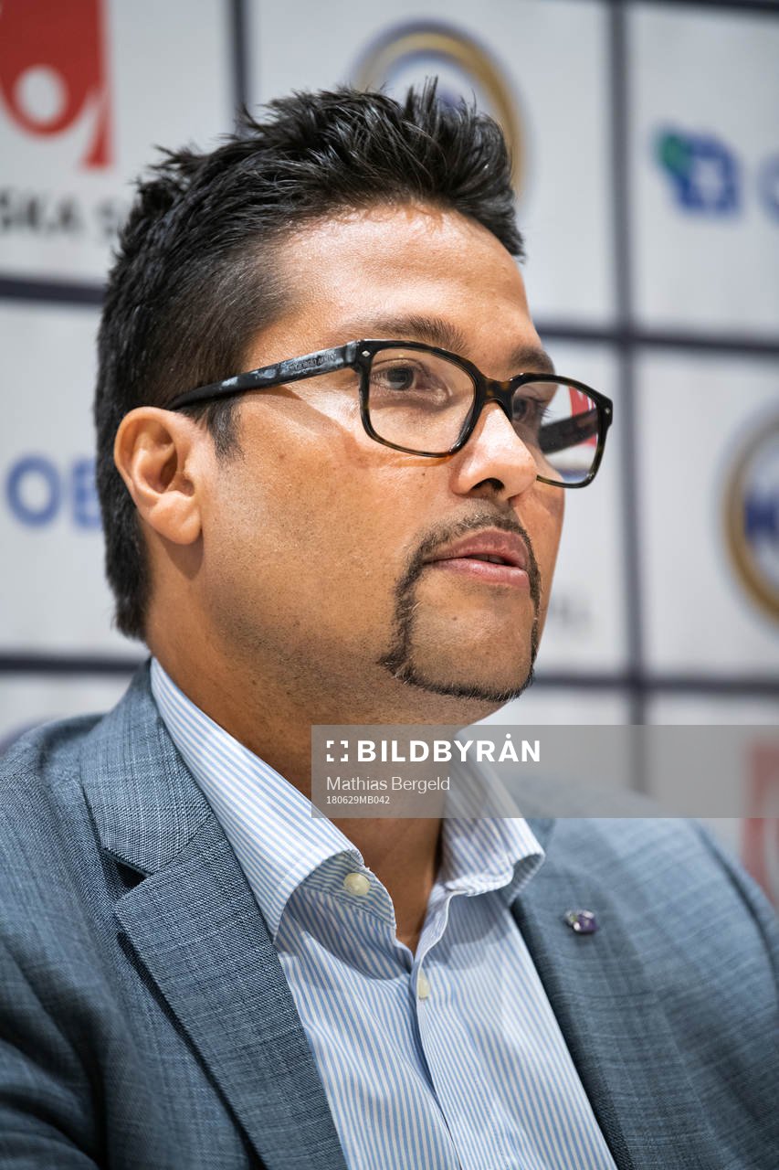 under en presskonferens med Elitfotboll Dam