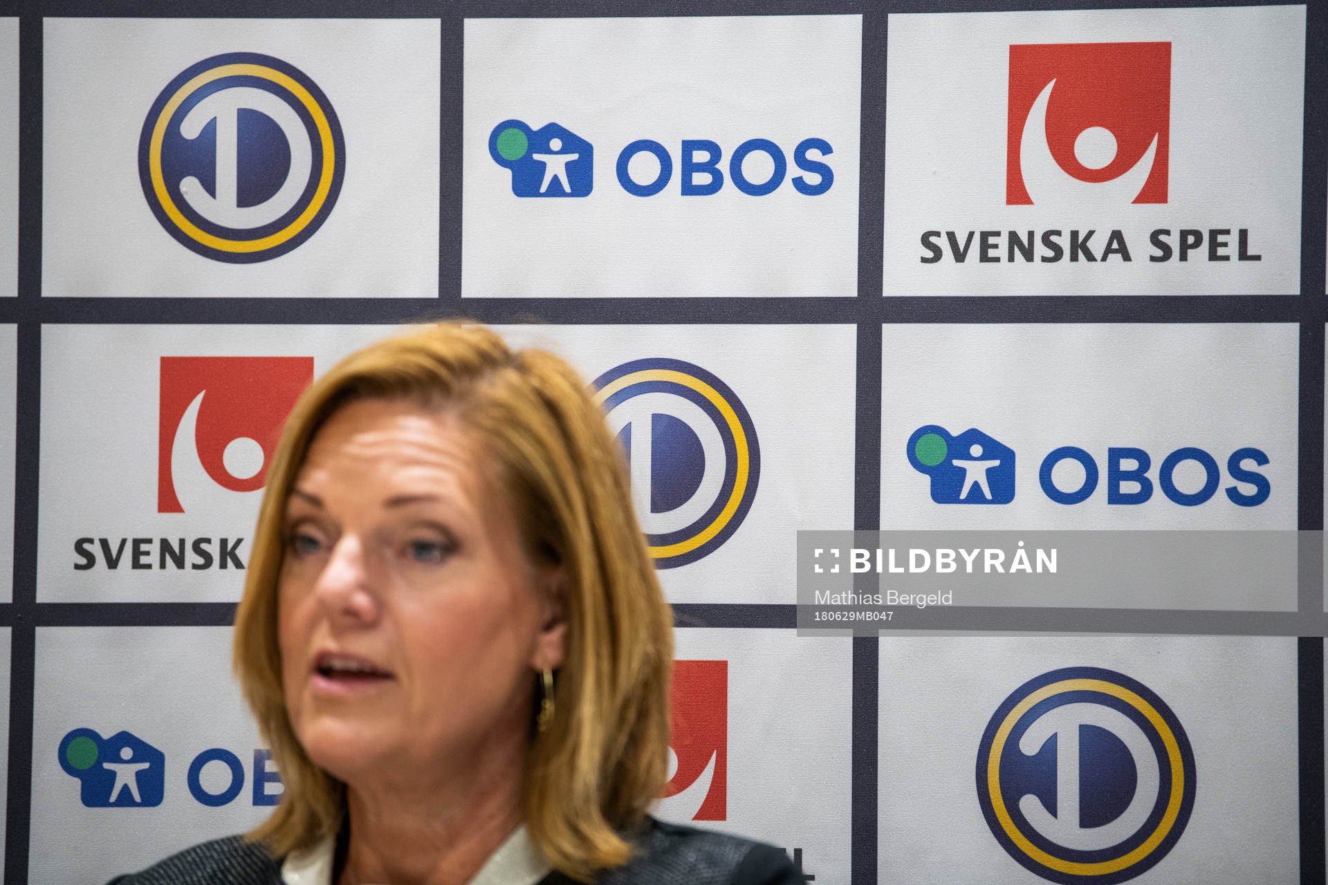 Svenska Spels, OBOS och Damallsvenskans logotyper syns