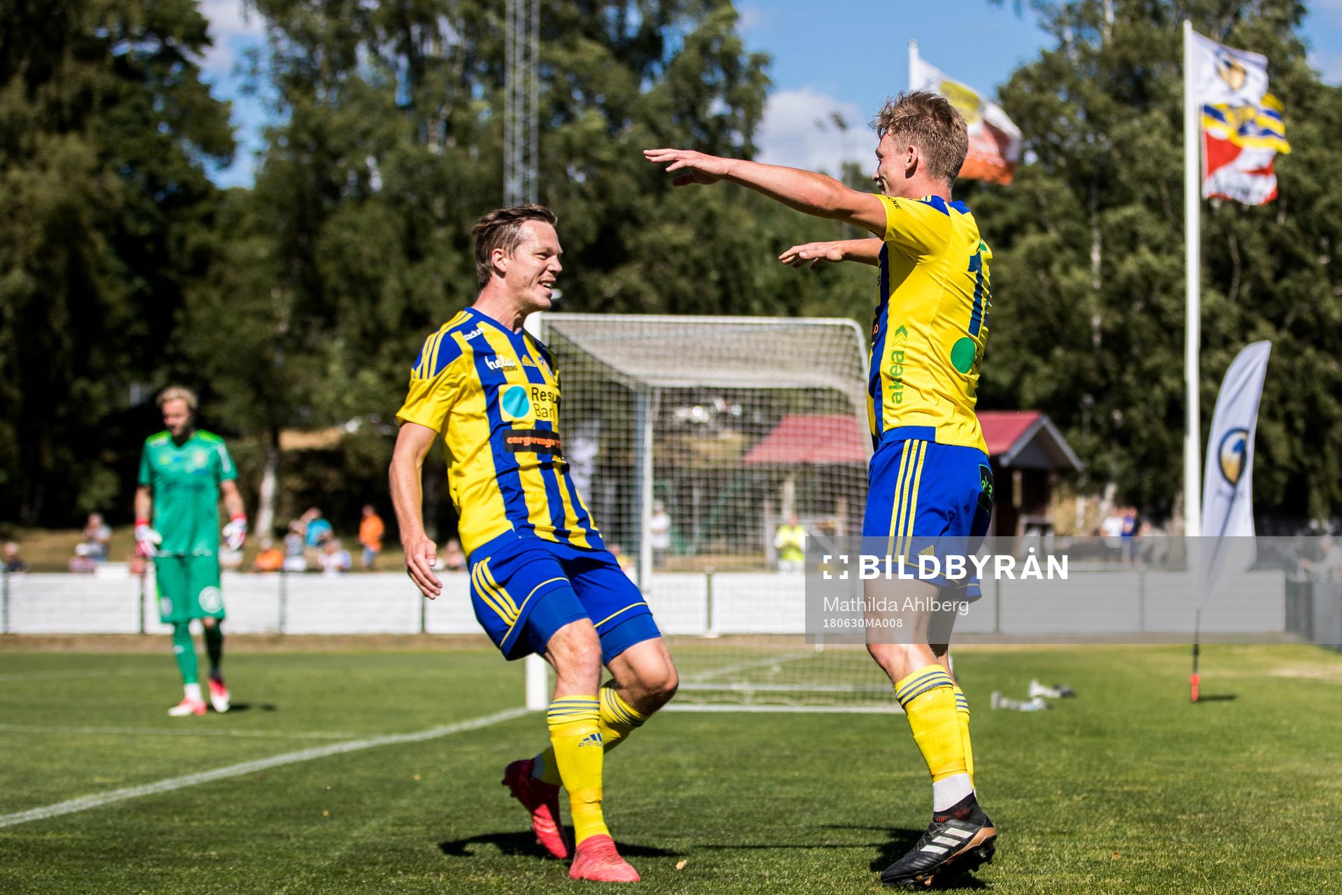 Eskilsminnes Robin Hofsö (h) jublar efter 1-0 under fotbollsmatchen i Division 1 mellan Eskilsminne och Ängelholm den 30 juni 2018 i Helsingborg.