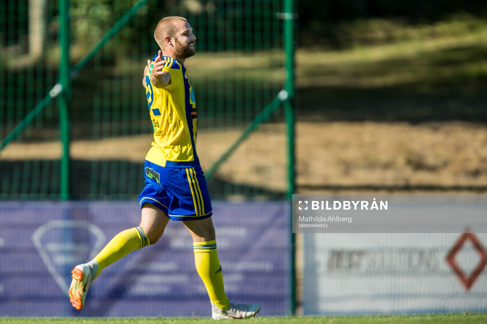 Eskilsminnes Emil Åberg jublar under fotbollsmatchen i Division 1 mellan Eskilsminne och Ängelholm den 30 juni 2018 i Helsingborg.