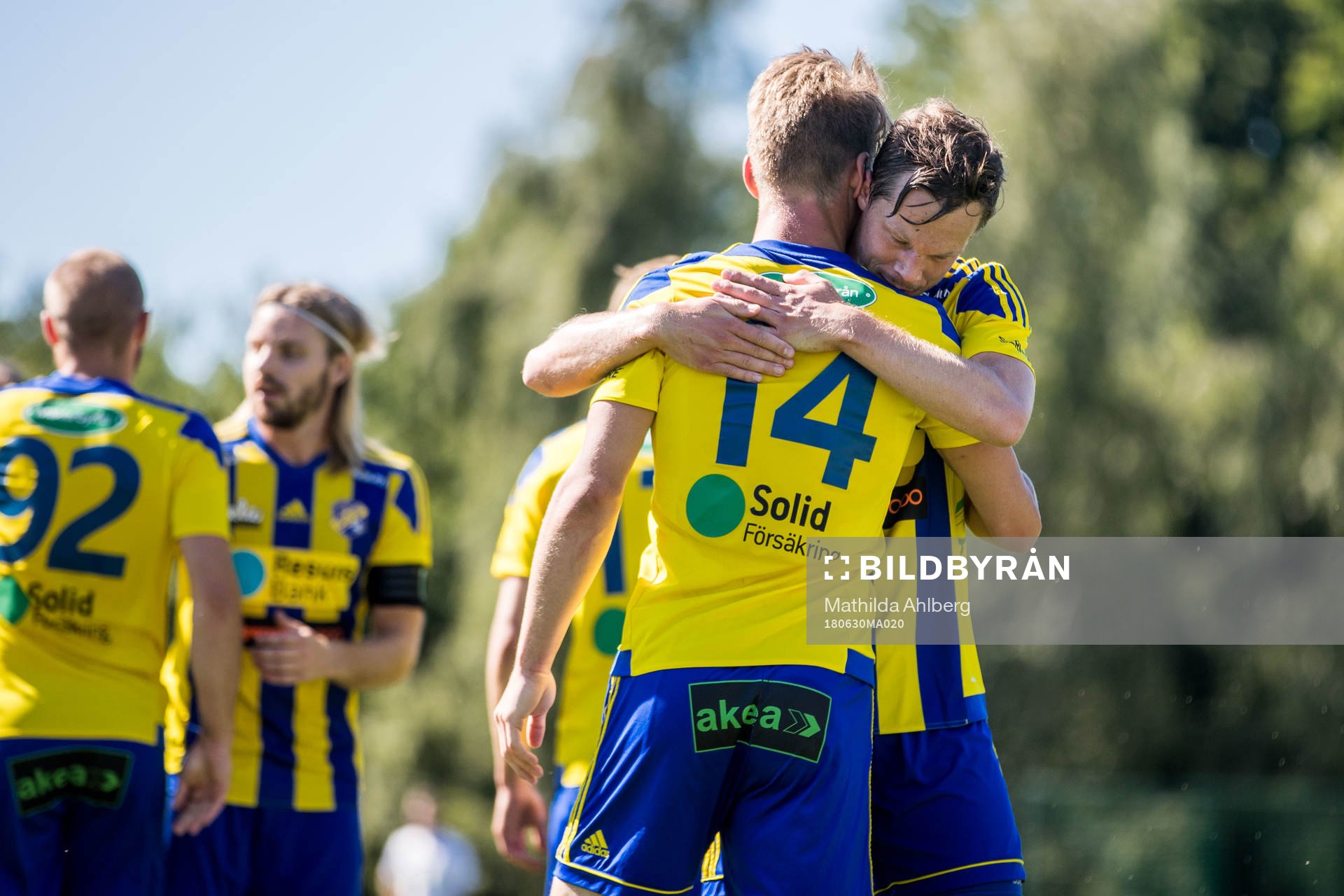 Eskilsminnes Robin Hofsö (ryggen mot kameran) jublar med