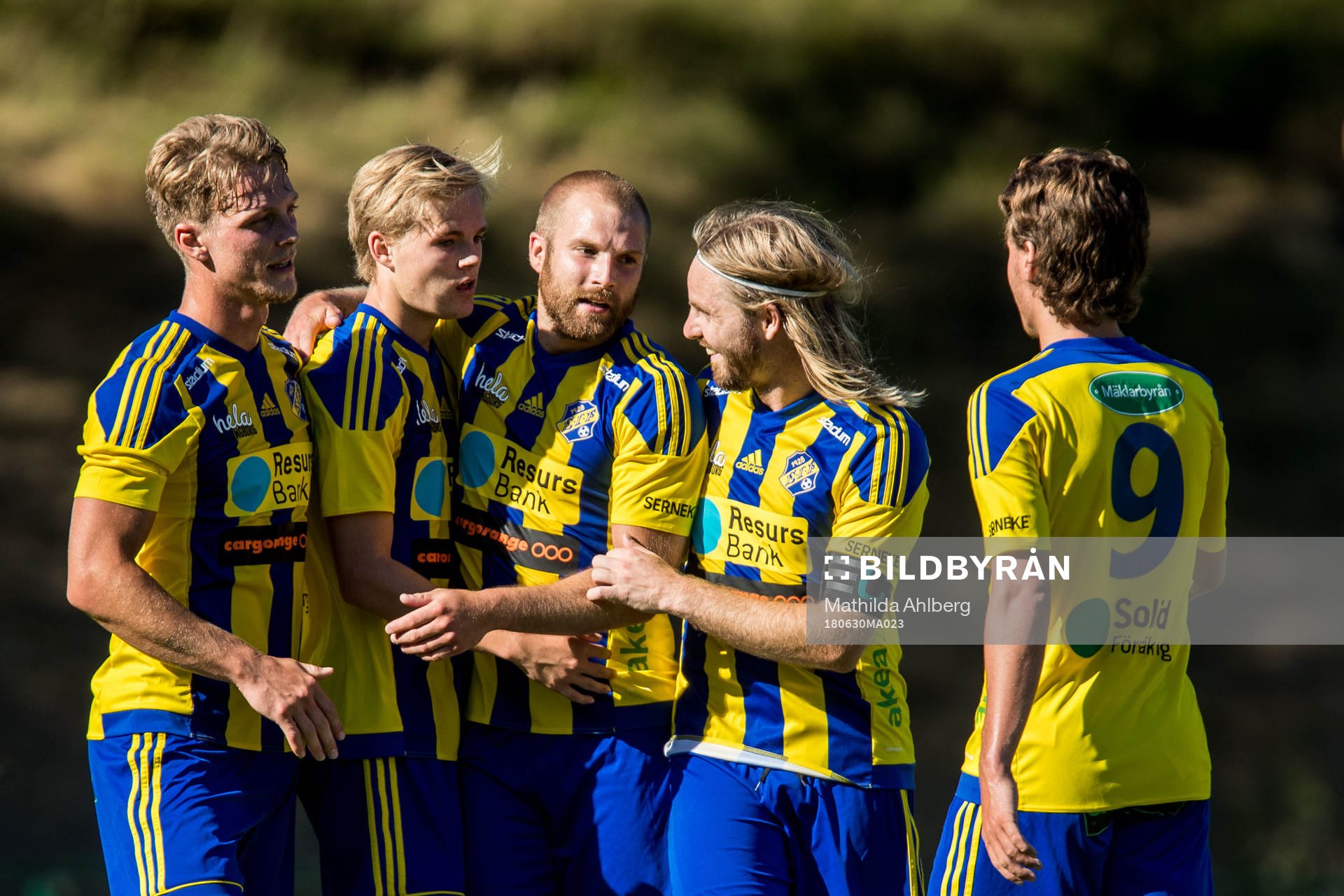 Eskilsminnes Emil Åberg jublar med lagkamrater