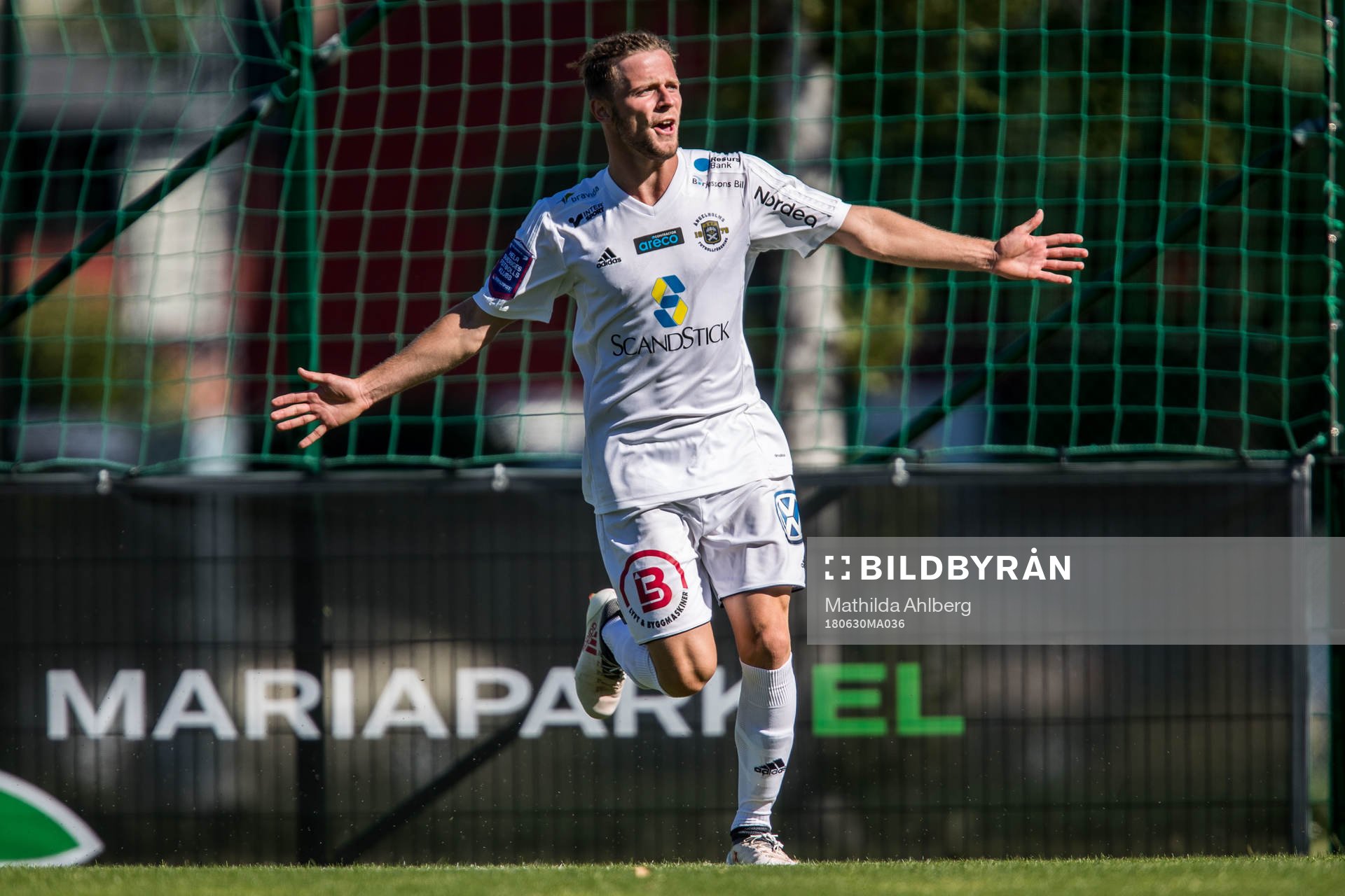 Ängelholms Oscar Zachrison jublar efter 2-1 under fotbollsmatchen i Division 1 mellan Eskilsminne och Ängelholm den 30 juni 2018 i Helsingborg.