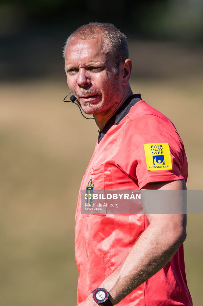 Domare Andreas Ekholm under fotbollsmatchen i Division 1 mellan Eskilsminne och Ängelholm den 30 juni 2018 i Helsingborg.